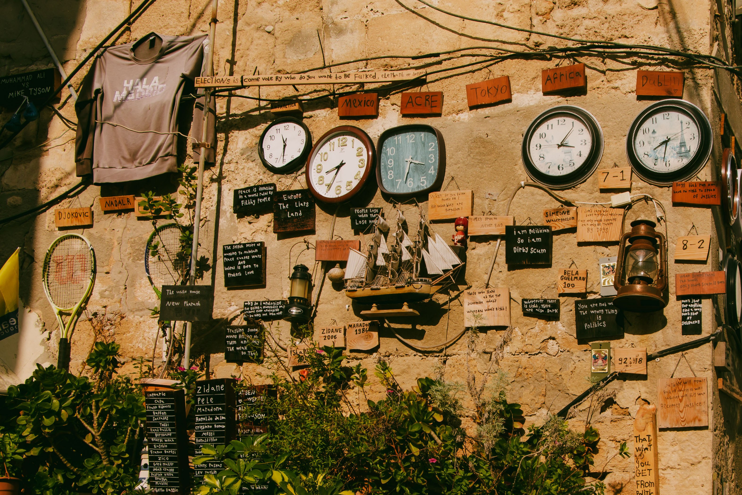в старом городе на старой стене много часов