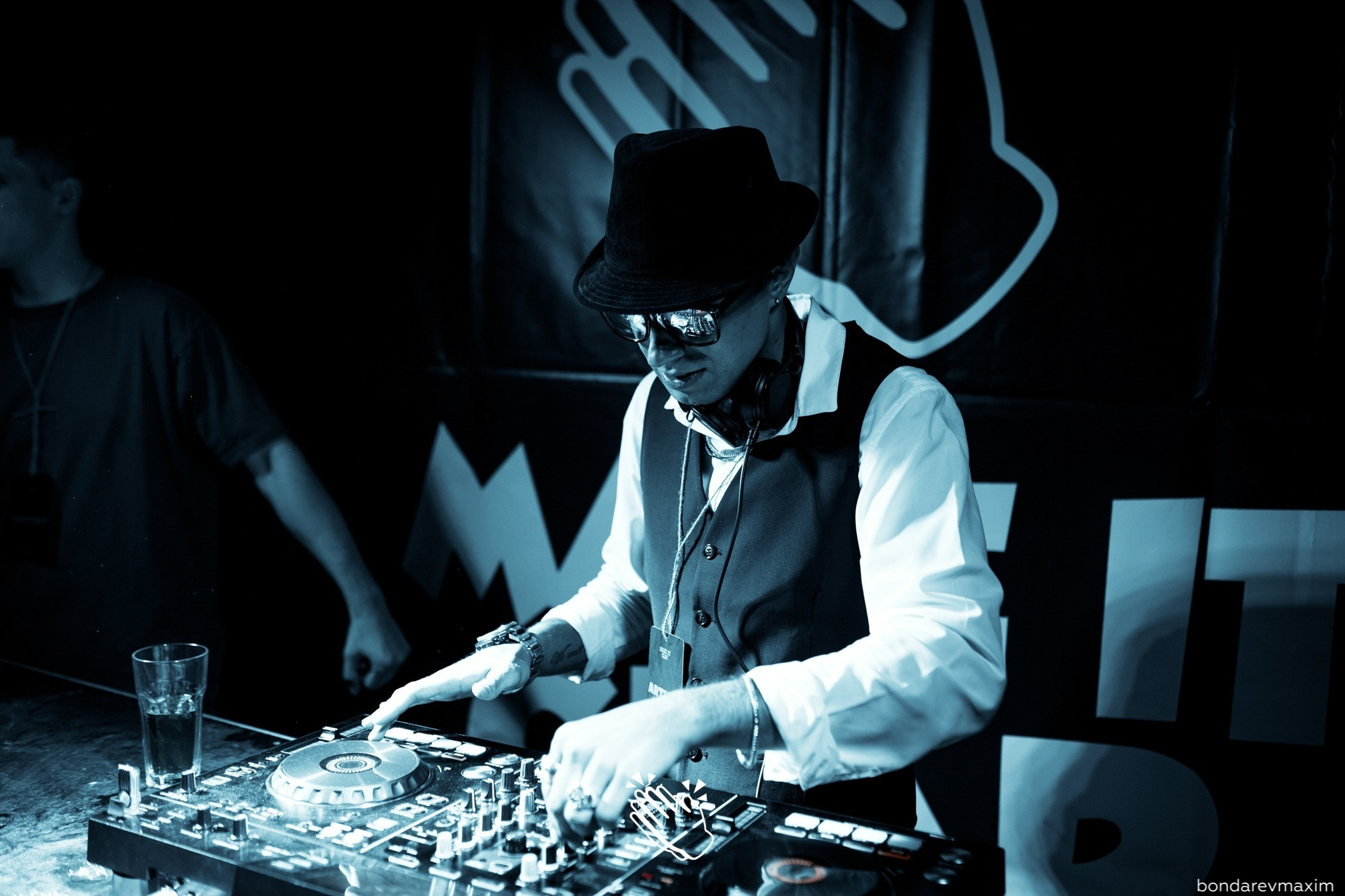 MAKE IT CLAP_ OLD TOWN ROAD. Максим Бондарев, коммерческий фотограф для бизнеса | Курск