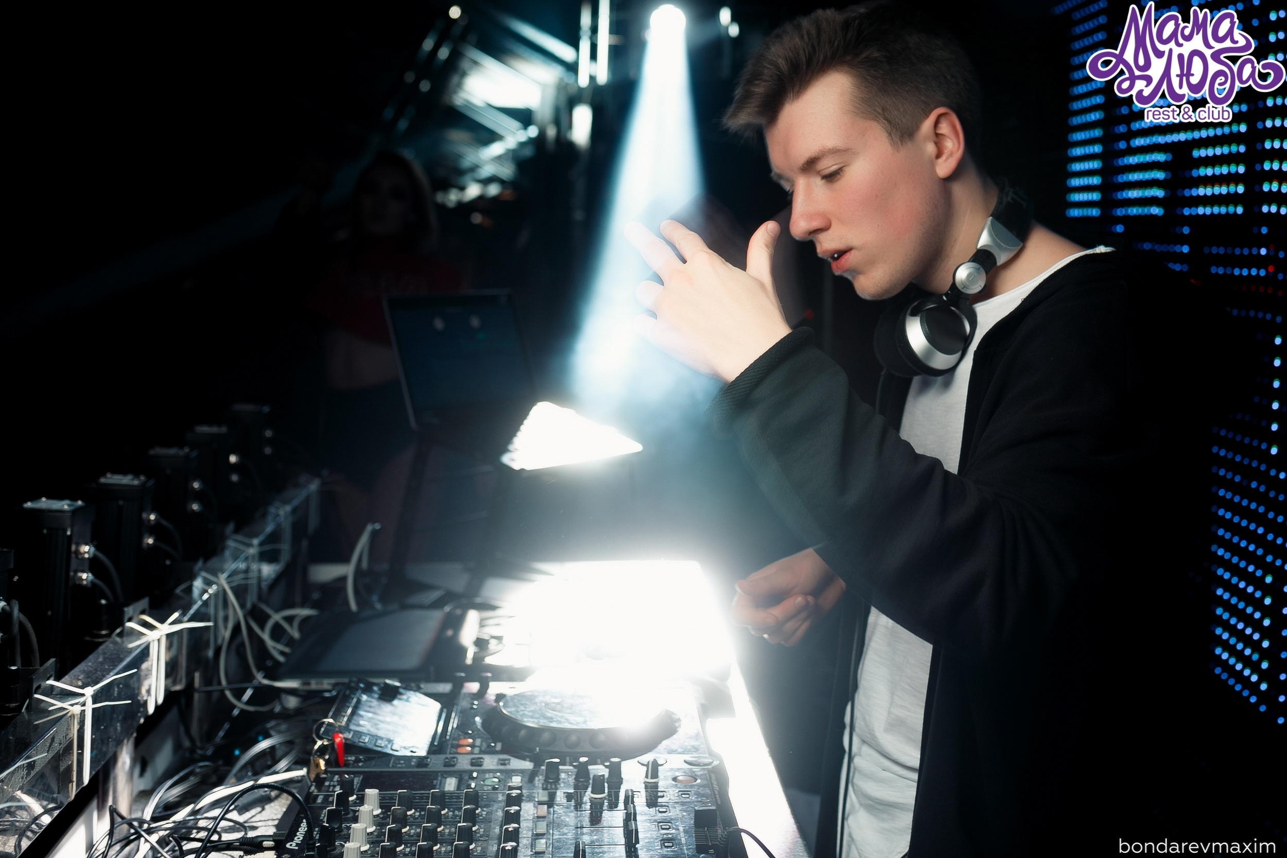 Мама Люба 17 ноября ___ Суббота — «ТАНЦЫ В КЛУБЕ». Максим Бондарев, коммерческий фотограф для бизнеса | Курск