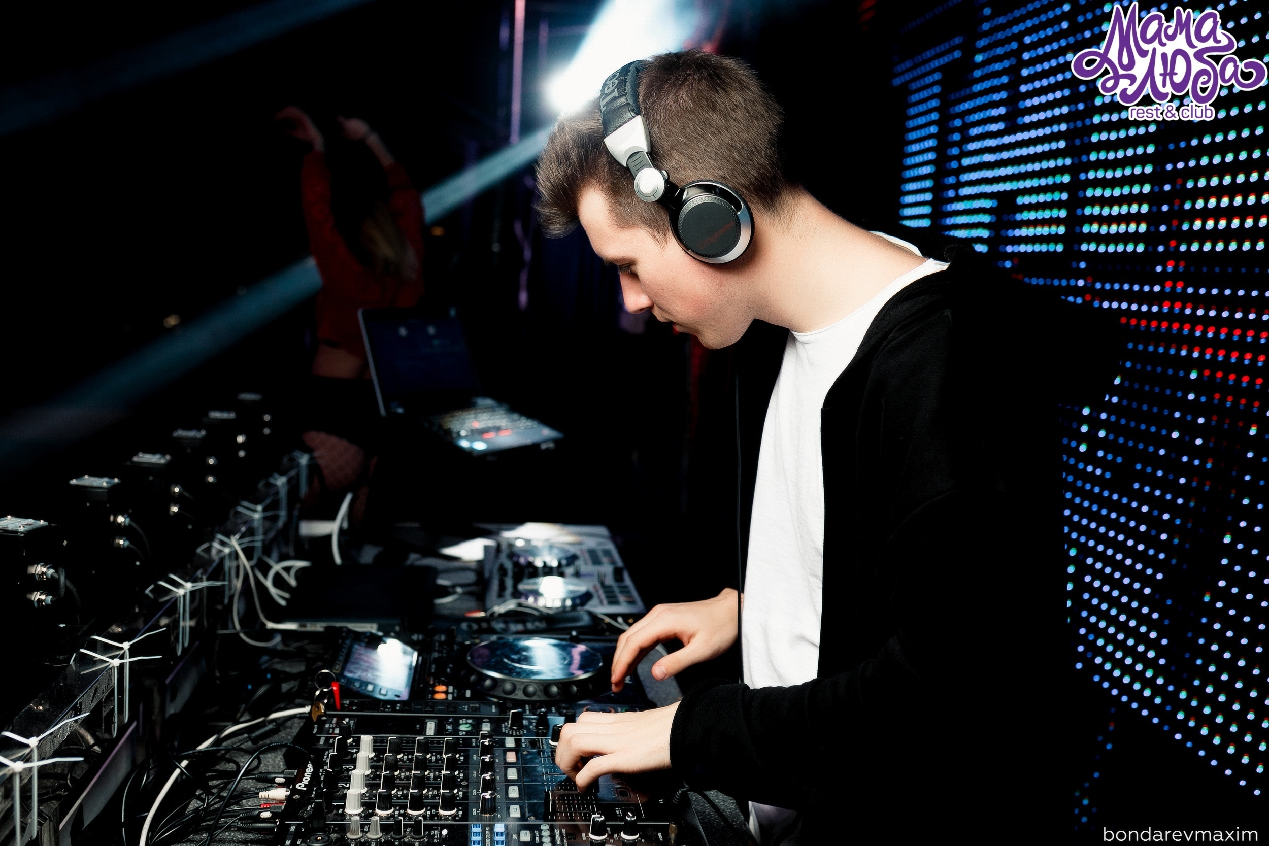 Мама Люба 17 ноября ___ Суббота — «ТАНЦЫ В КЛУБЕ». Максим Бондарев, коммерческий фотограф для бизнеса | Курск