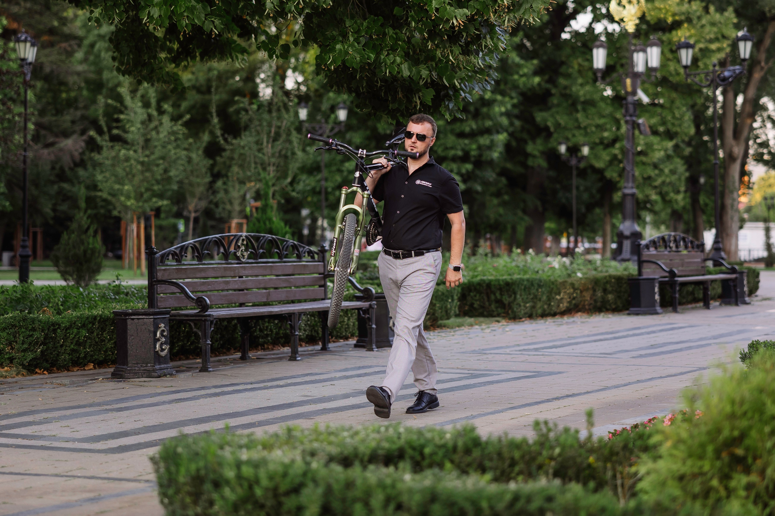 Мужской портрет с велосипедом