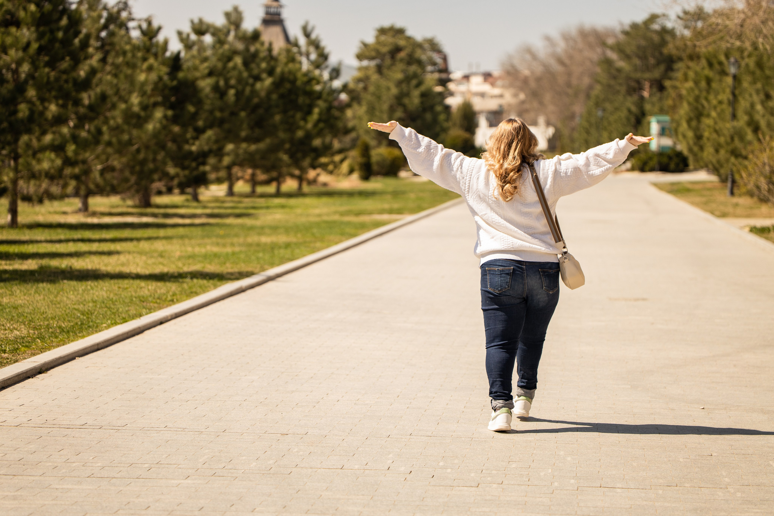 Девушка на площади. Прогулочная съёмка. 