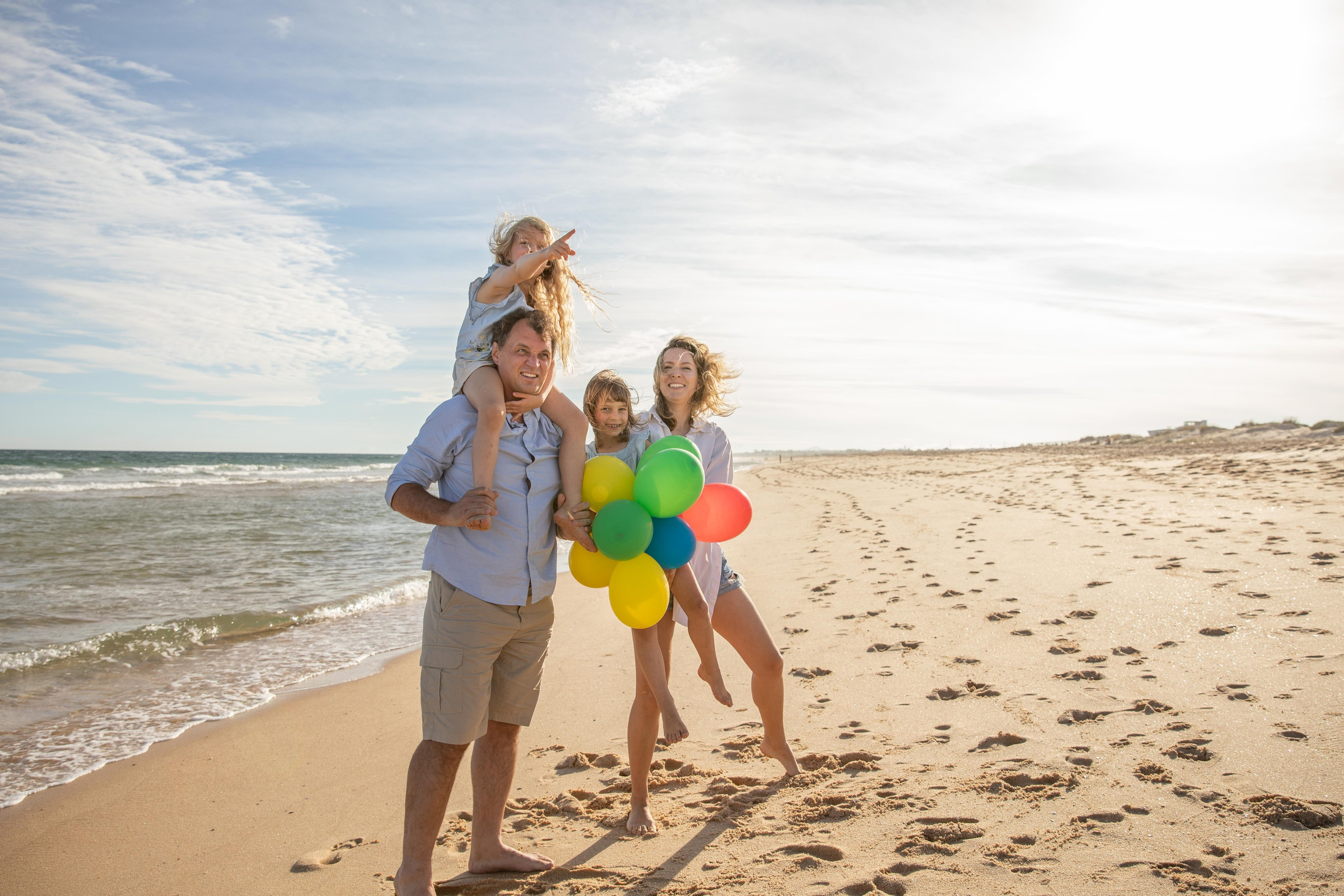 Family on the ocean. Professional Photographer in Portugal. Oksana Lomnova