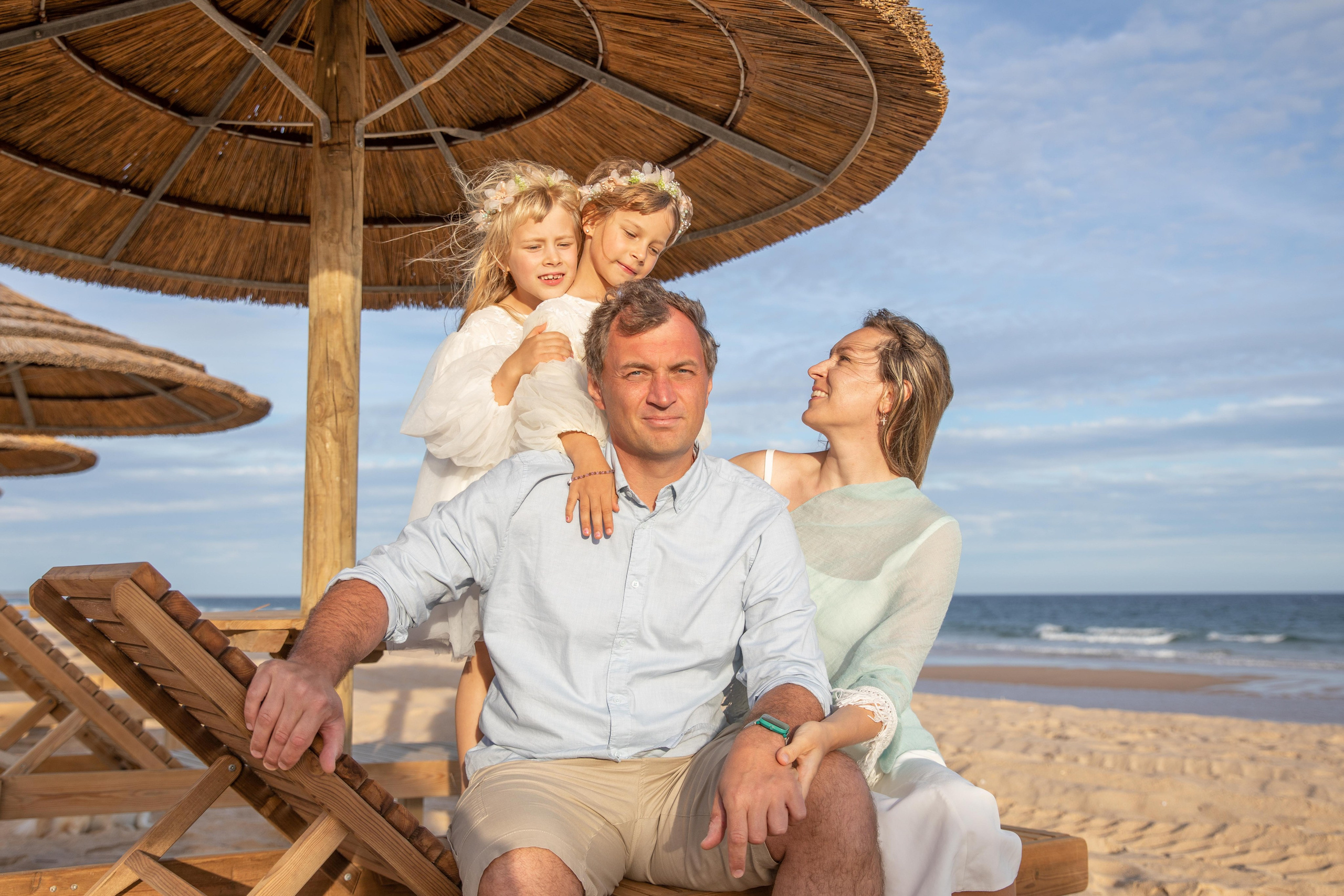 Family on the ocean. Professional Photographer in Portugal. Oksana Lomnova