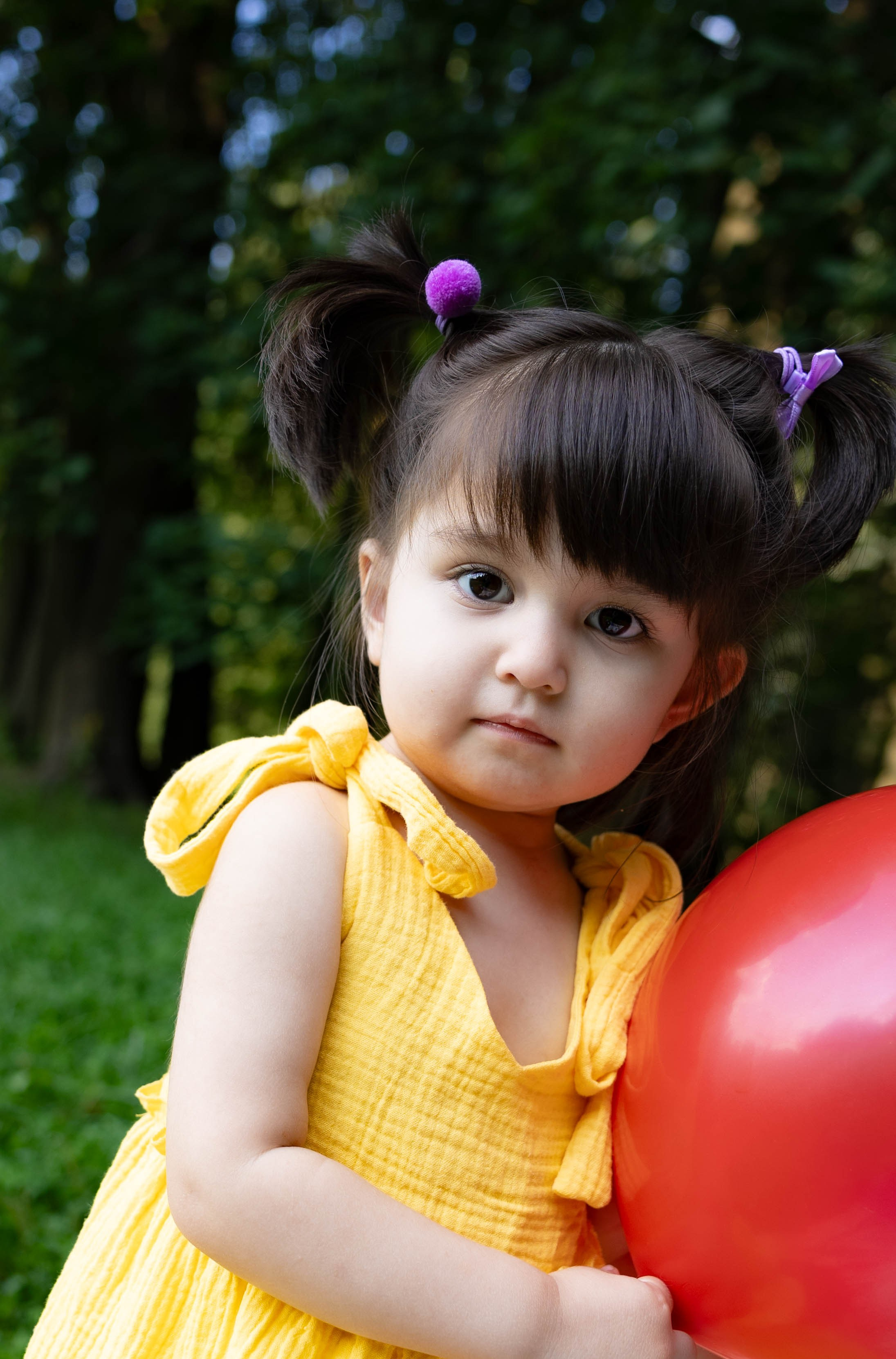 Прогулка мамы и дочки в парке