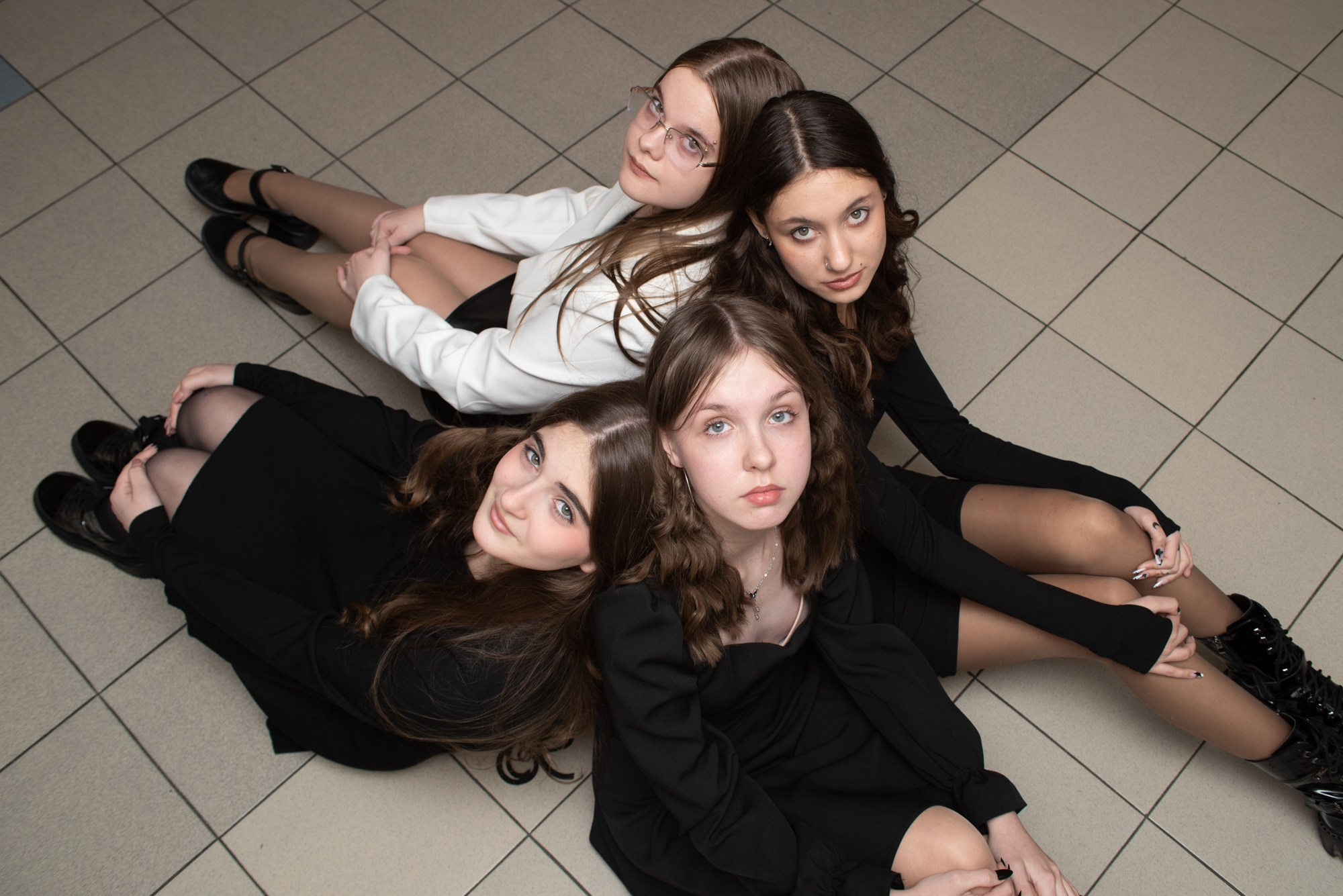 Старшая школа. Школьный фотограф, Новосибирск. Выпускные альбомы для школьников и детских садов, общие фото и «классные истории» для невыпускных классов