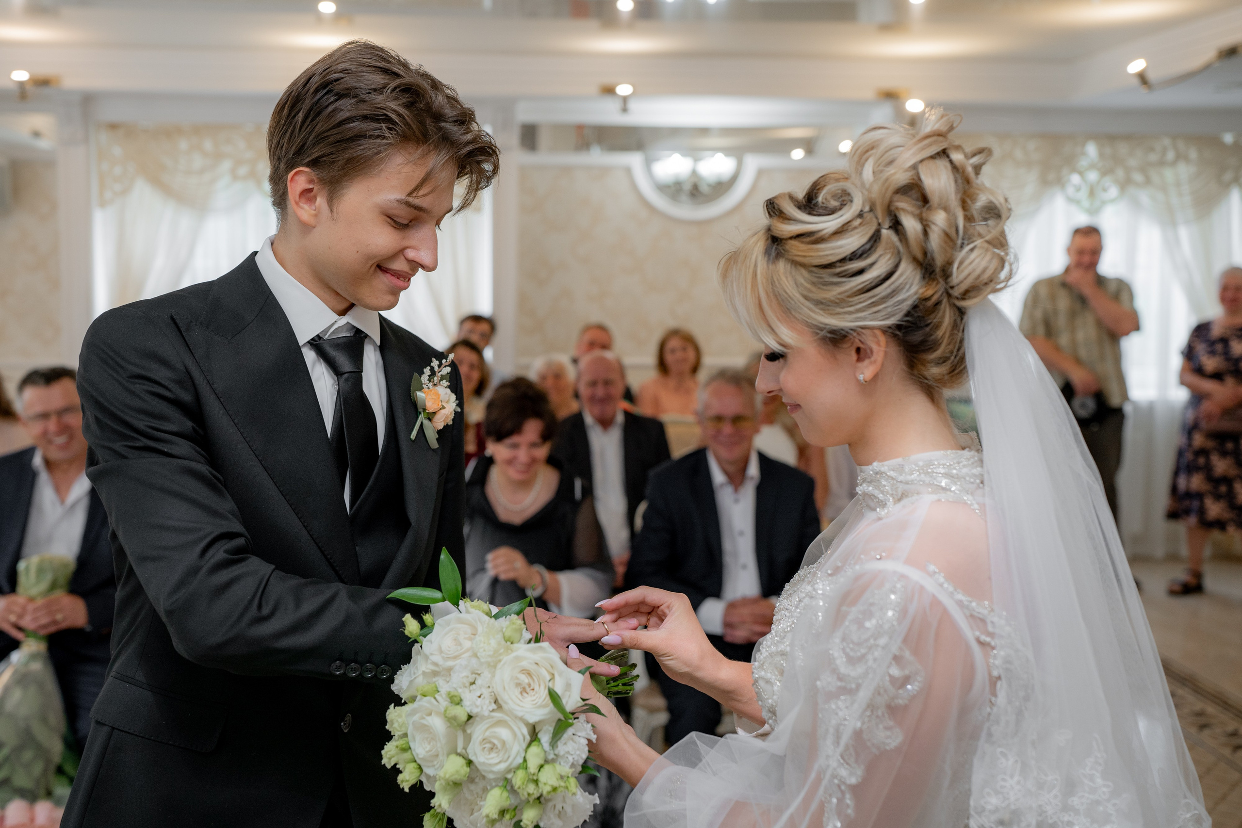 Свадебная фотосессия в ЗАГСе Петергофа. Свадебный фотограф Александр Невский в Санкт-Петербурге