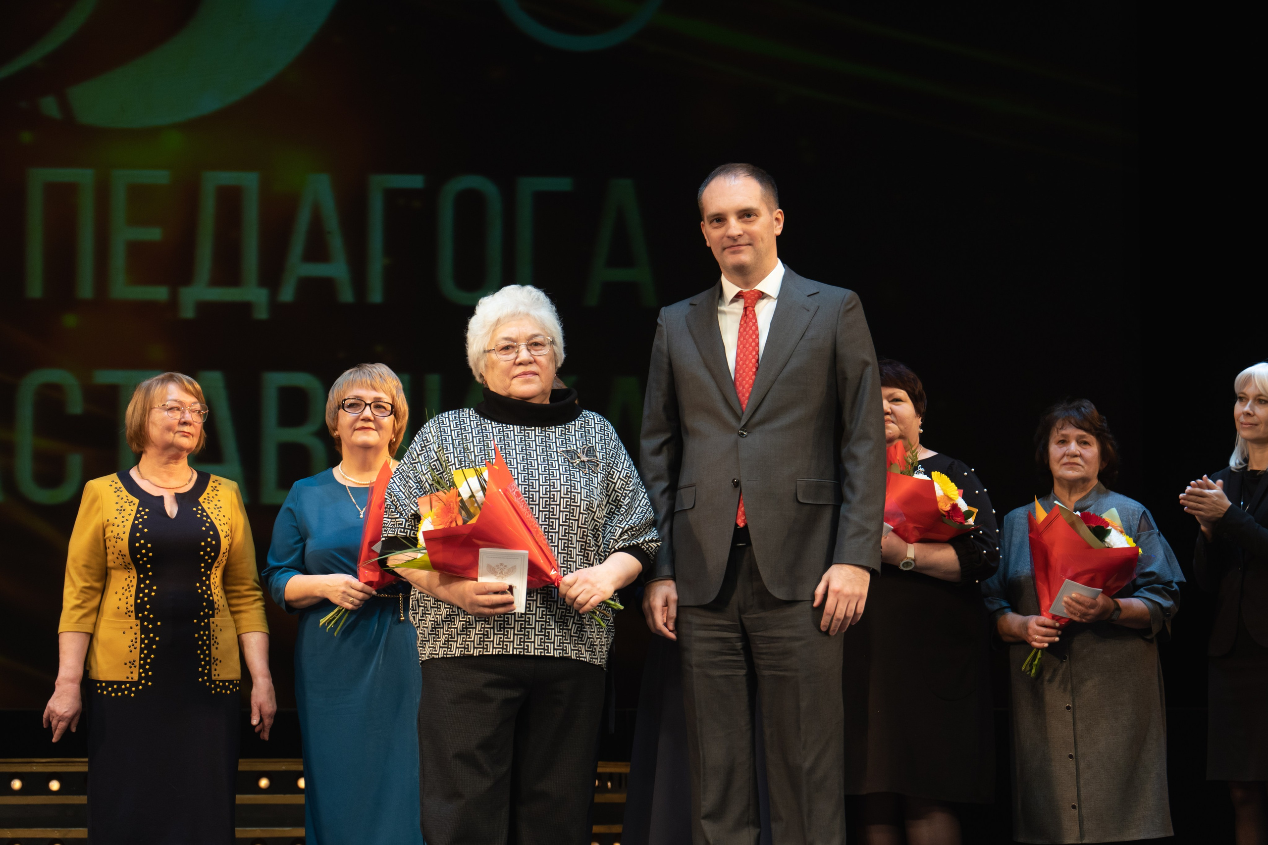 Музыкальный театр. Занимаюсь профессиональной фотографией и живу рядом с Байкалом. Работаю в разных жанрах