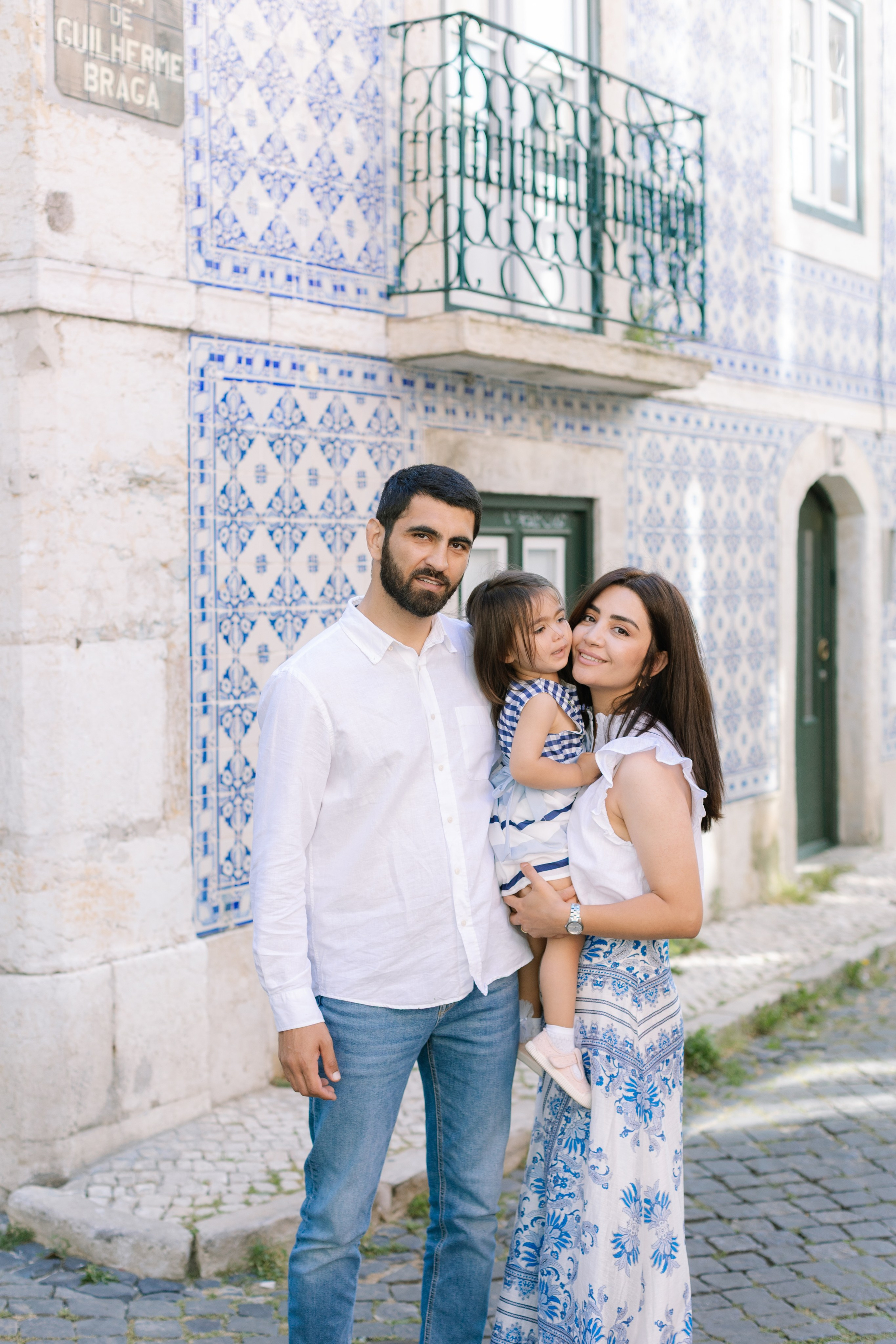 Family photo shoot on the streets of alfama. Свадебный и женский фотограф в Лиссабоне Яковлева Ольга