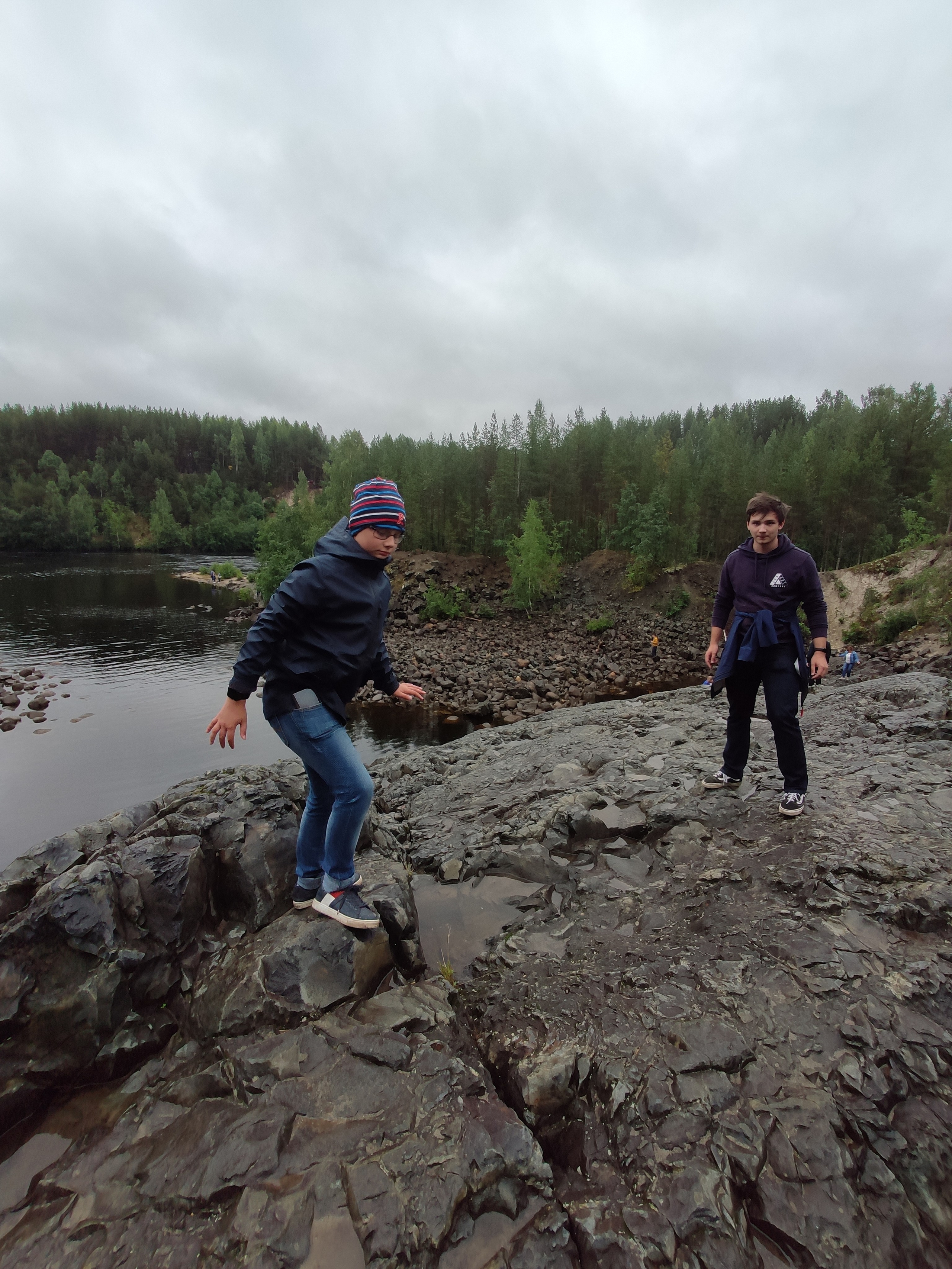 Высота водопада достигает 30 м