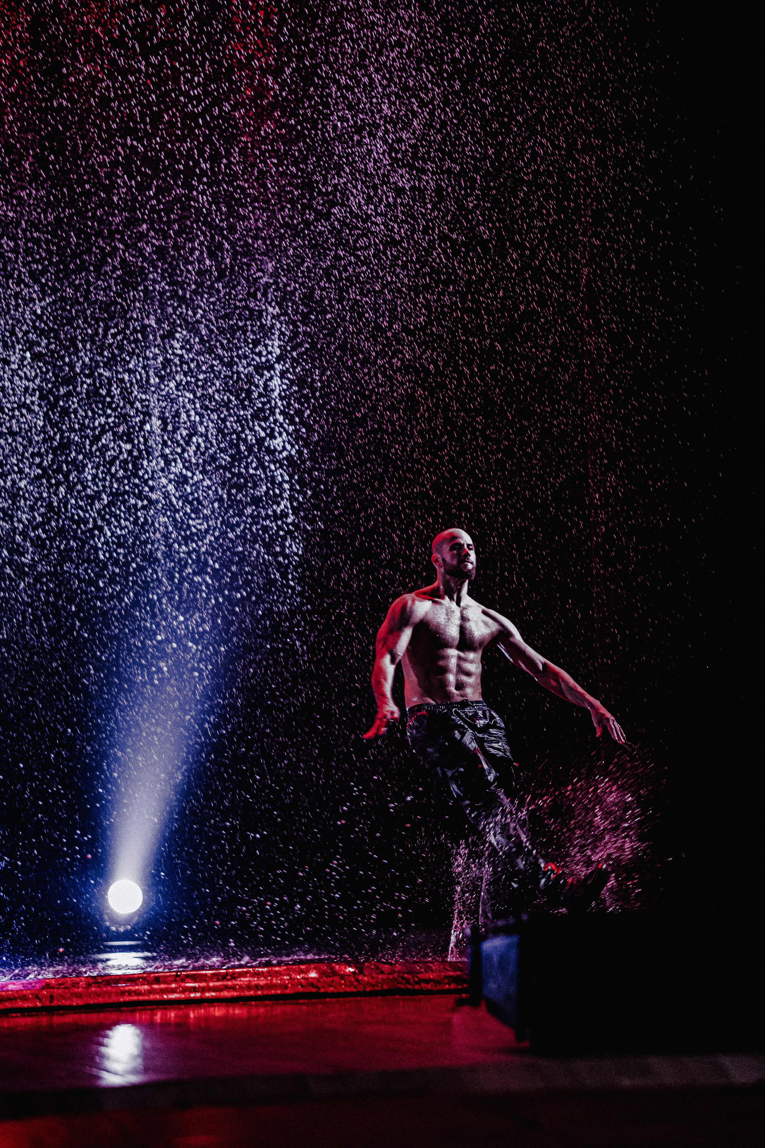 Шоу «Под дождём» 03 / 2025. ФОТОГРАФ ЕКАТЕРИНБУРГ