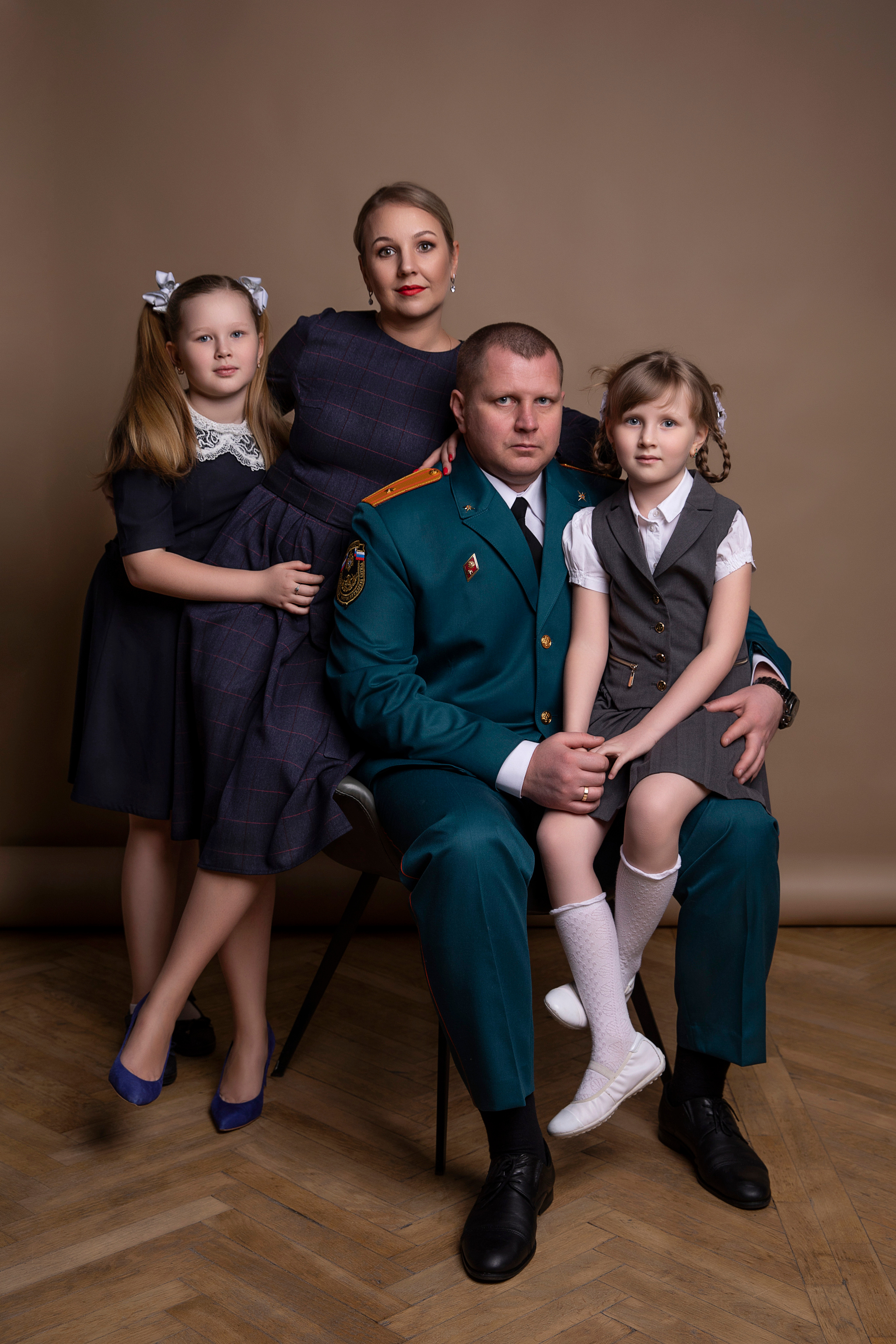 Рената и Роман с дочерьми. Фотостудия Gaga. Семейный и школьный фотограф Катерина Голубева