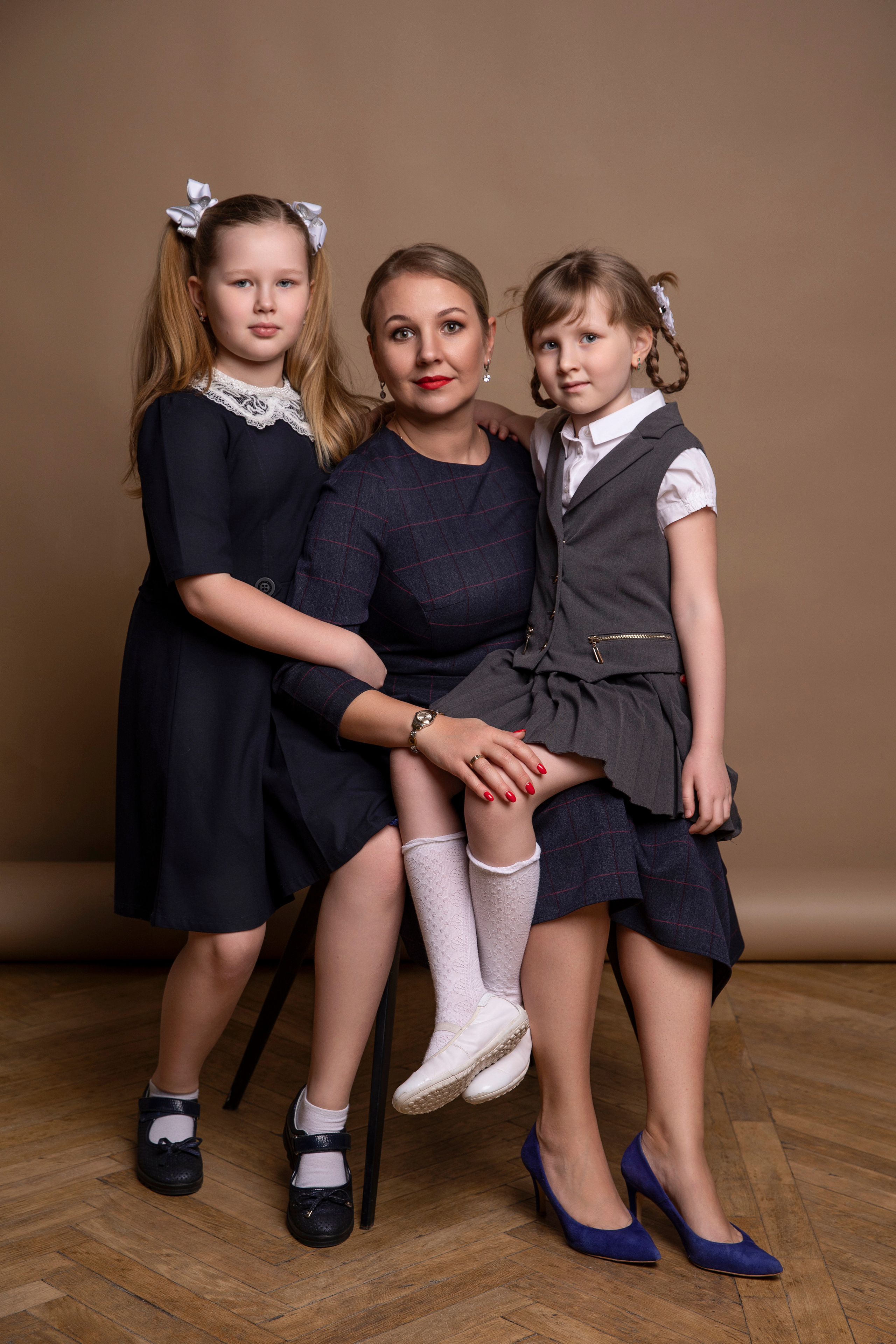 Рената и Роман с дочерьми. Фотостудия Gaga. Семейный и школьный фотограф Катерина Голубева