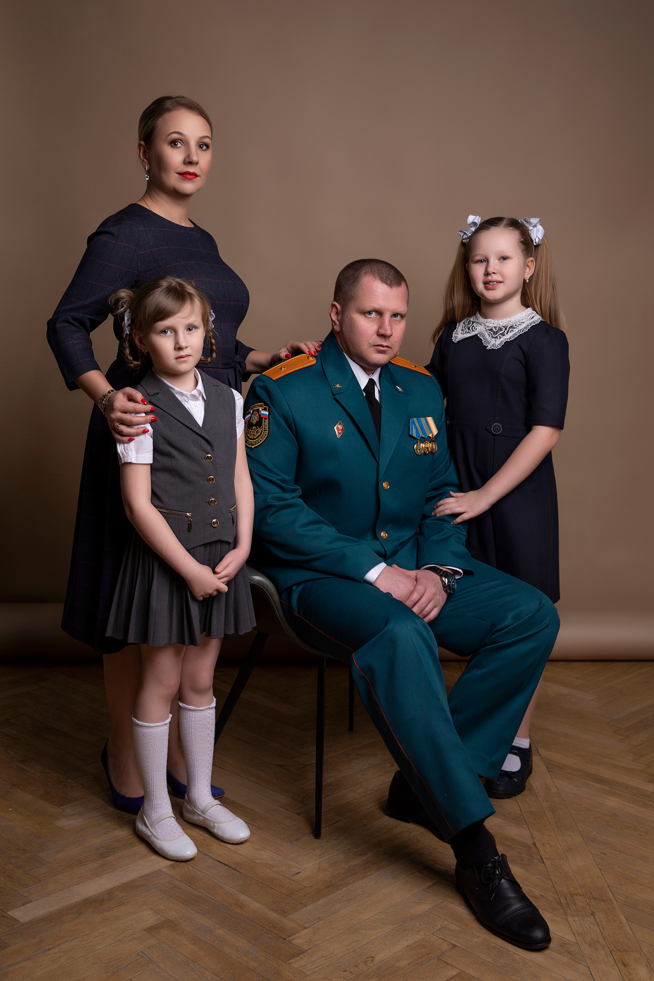 Рената и Роман с дочерьми. Фотостудия Gaga. Семейный и школьный фотограф Катерина Голубева