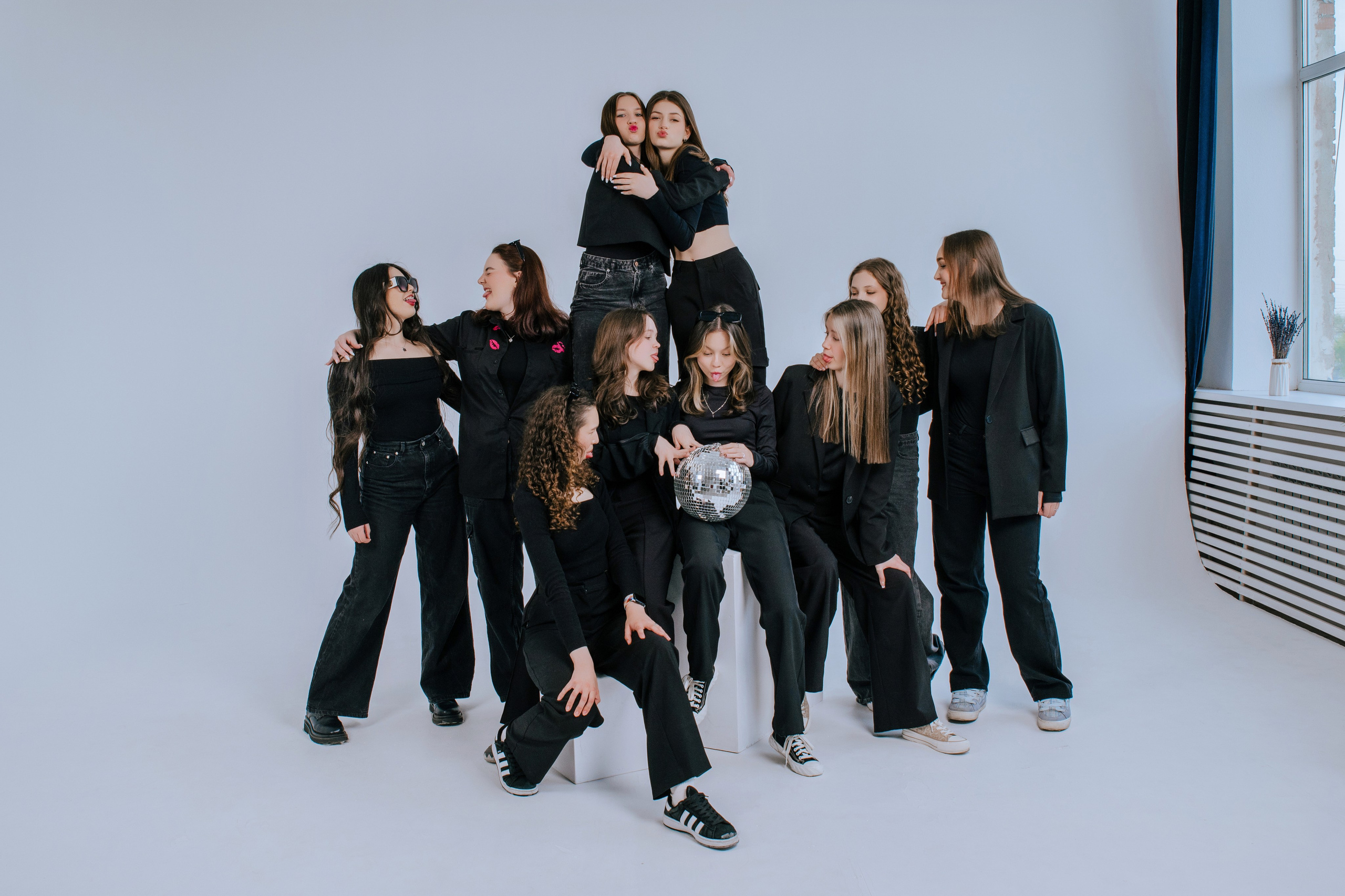 Гимназия им. Сайбеля — Выпуск 2024, 9 класс. Фотограф Ярмишко Дарья. Выпускные фотокниги