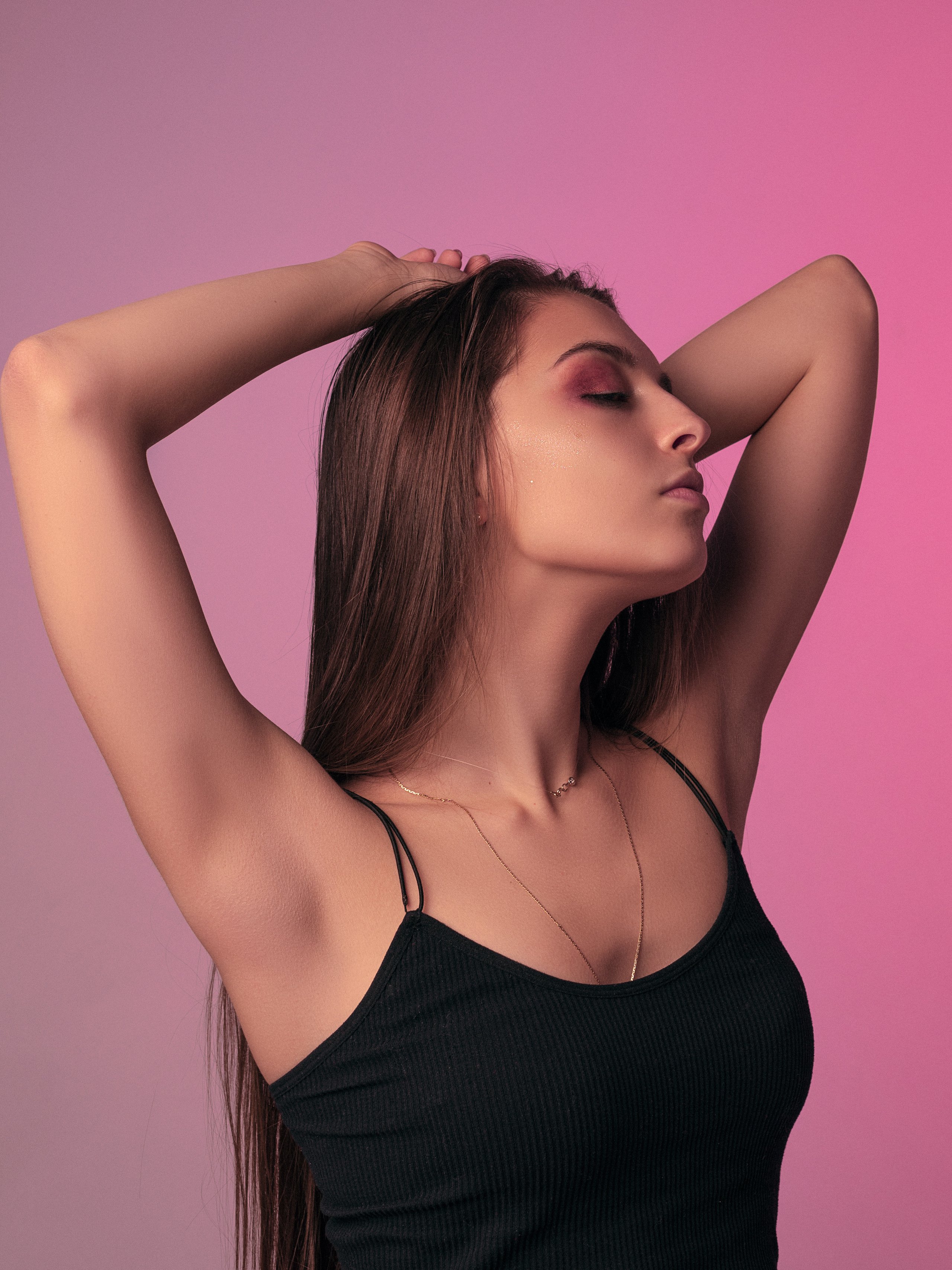 Профессиональная женская портретная съемка в Гуанчжоу, включая студийные и уличные фотографии, с акцентом на индивидуальность, стиль и эмоции. Идеально для социальных сетей, личных проектов, резюме и бизнеса.