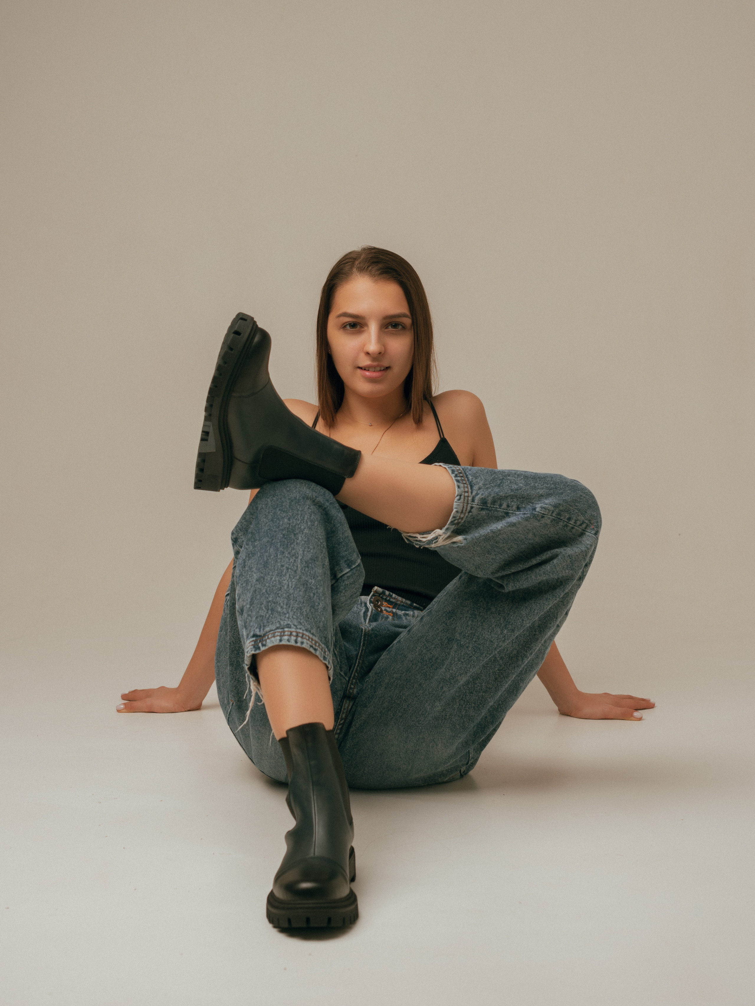 Профессиональная женская портретная съемка в Гуанчжоу, включая студийные и уличные фотографии, с акцентом на индивидуальность, стиль и эмоции. Идеально для социальных сетей, личных проектов, резюме и бизнеса.