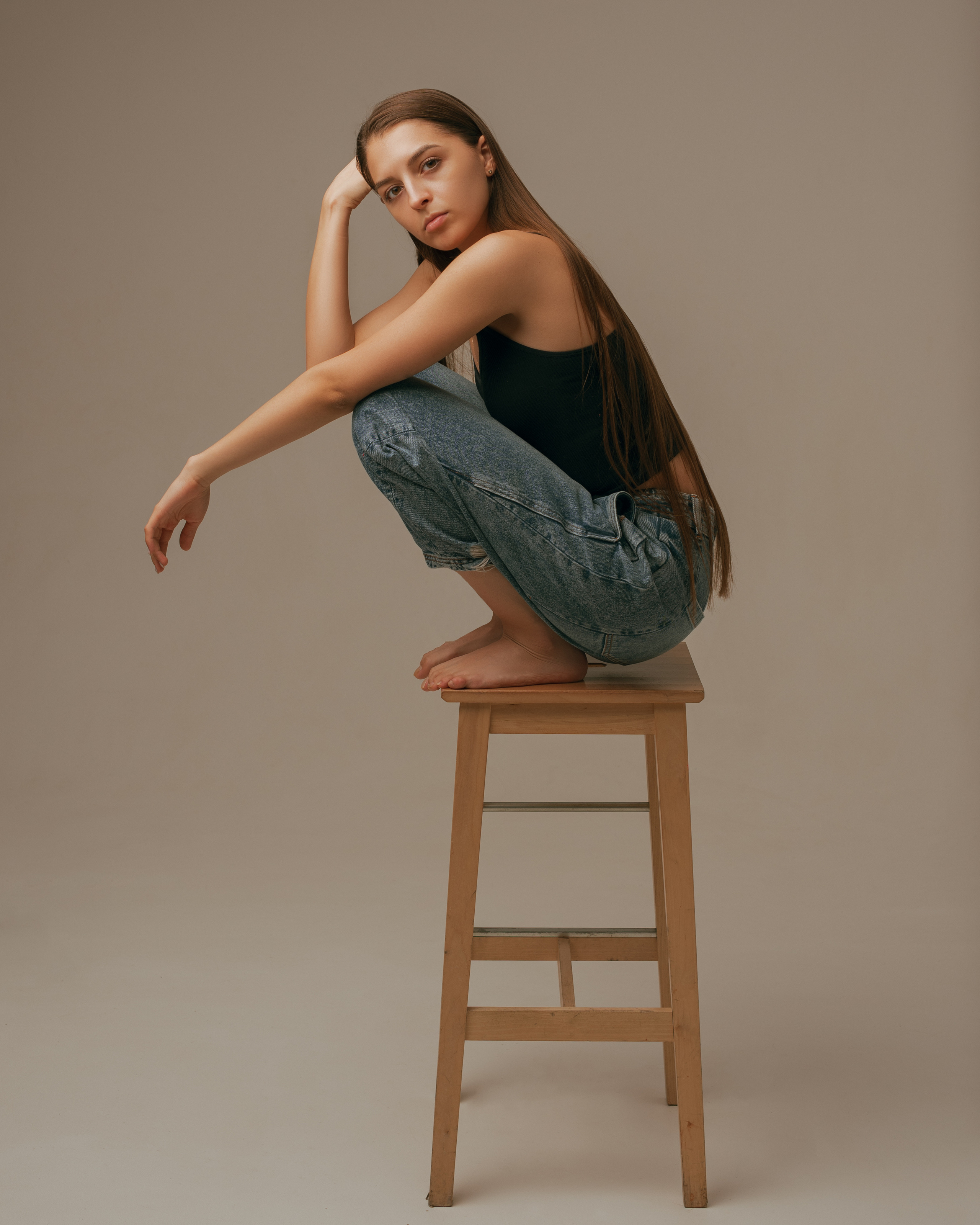 Профессиональная женская портретная съемка в Гуанчжоу, включая студийные и уличные фотографии, с акцентом на индивидуальность, стиль и эмоции. Идеально для социальных сетей, личных проектов, резюме и бизнеса.