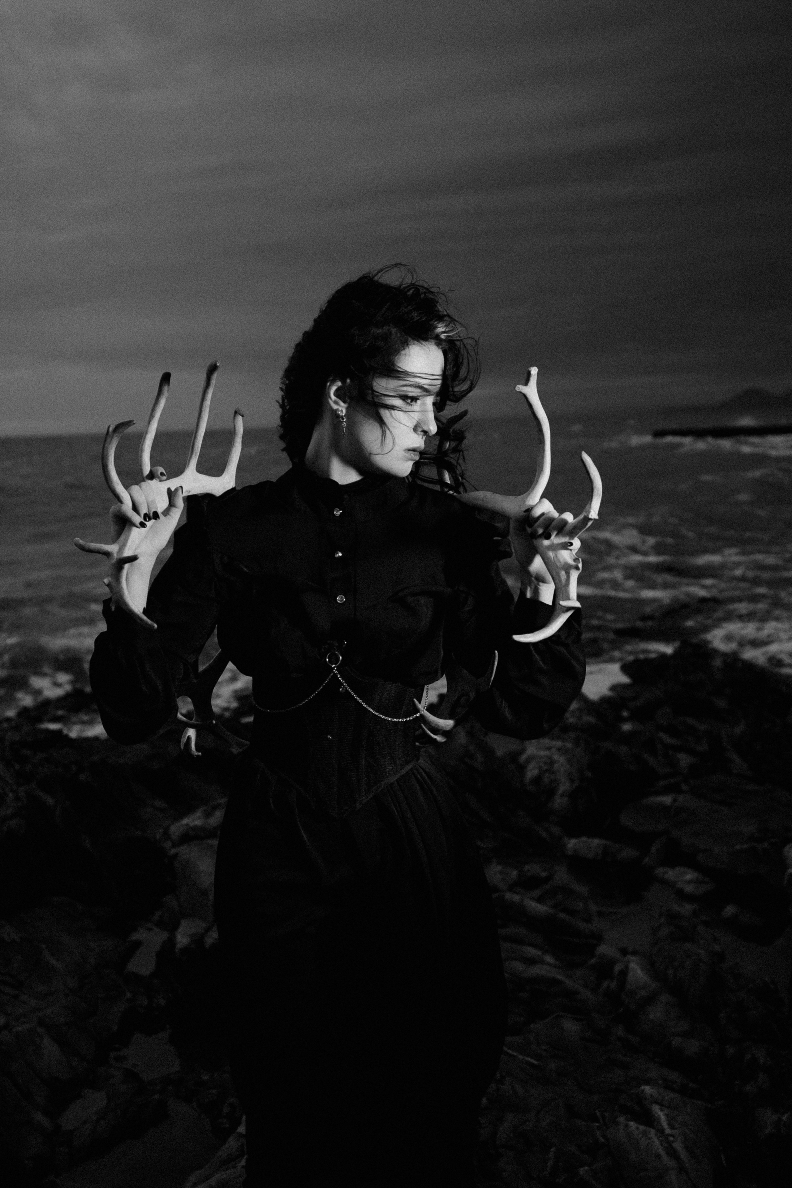 Съёмка у моря с оленьими рогами