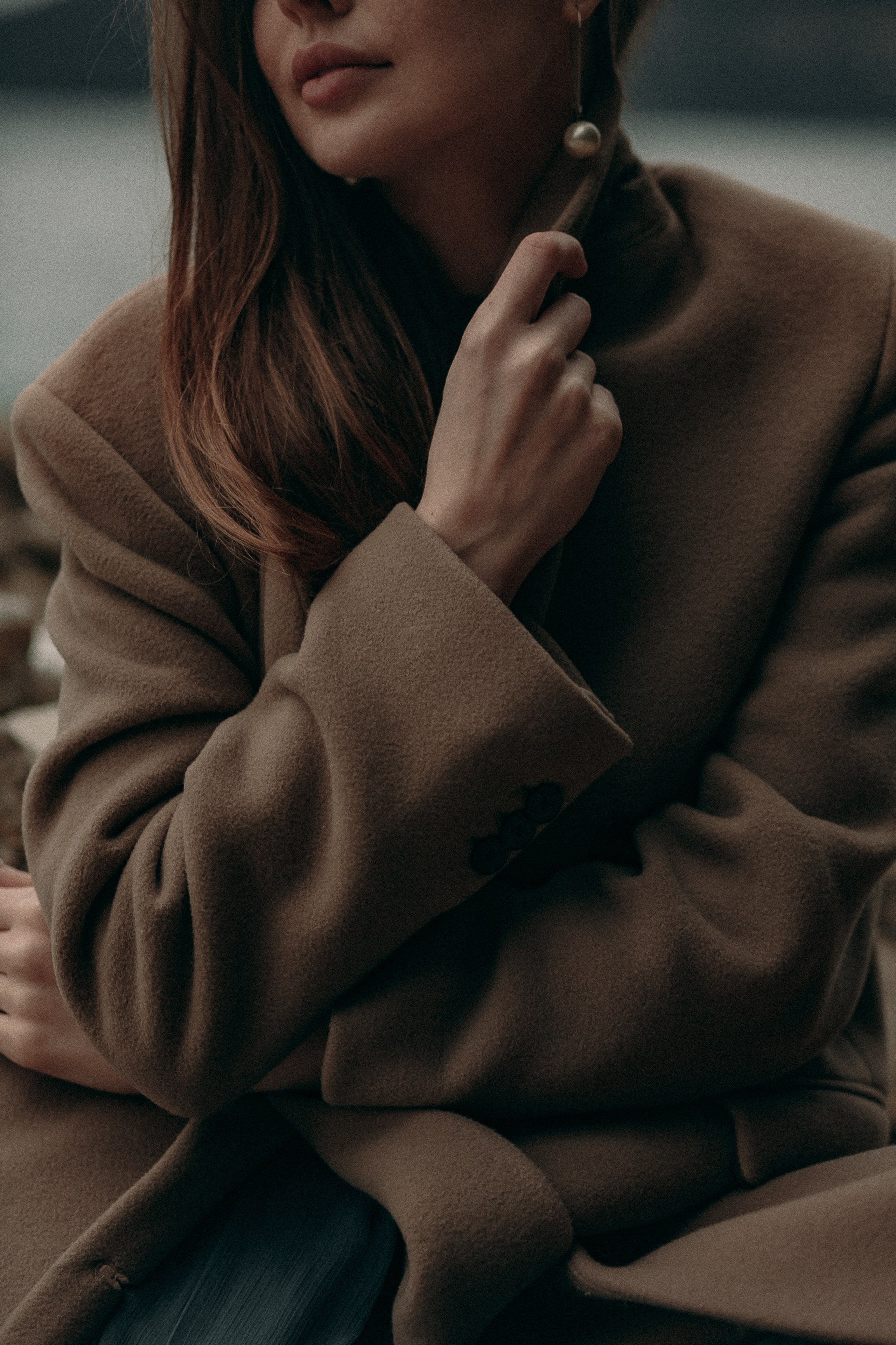 Девушка у моря в Черногории осенью. Атмосферная женская фотосессия у моря в осеннем настроении.