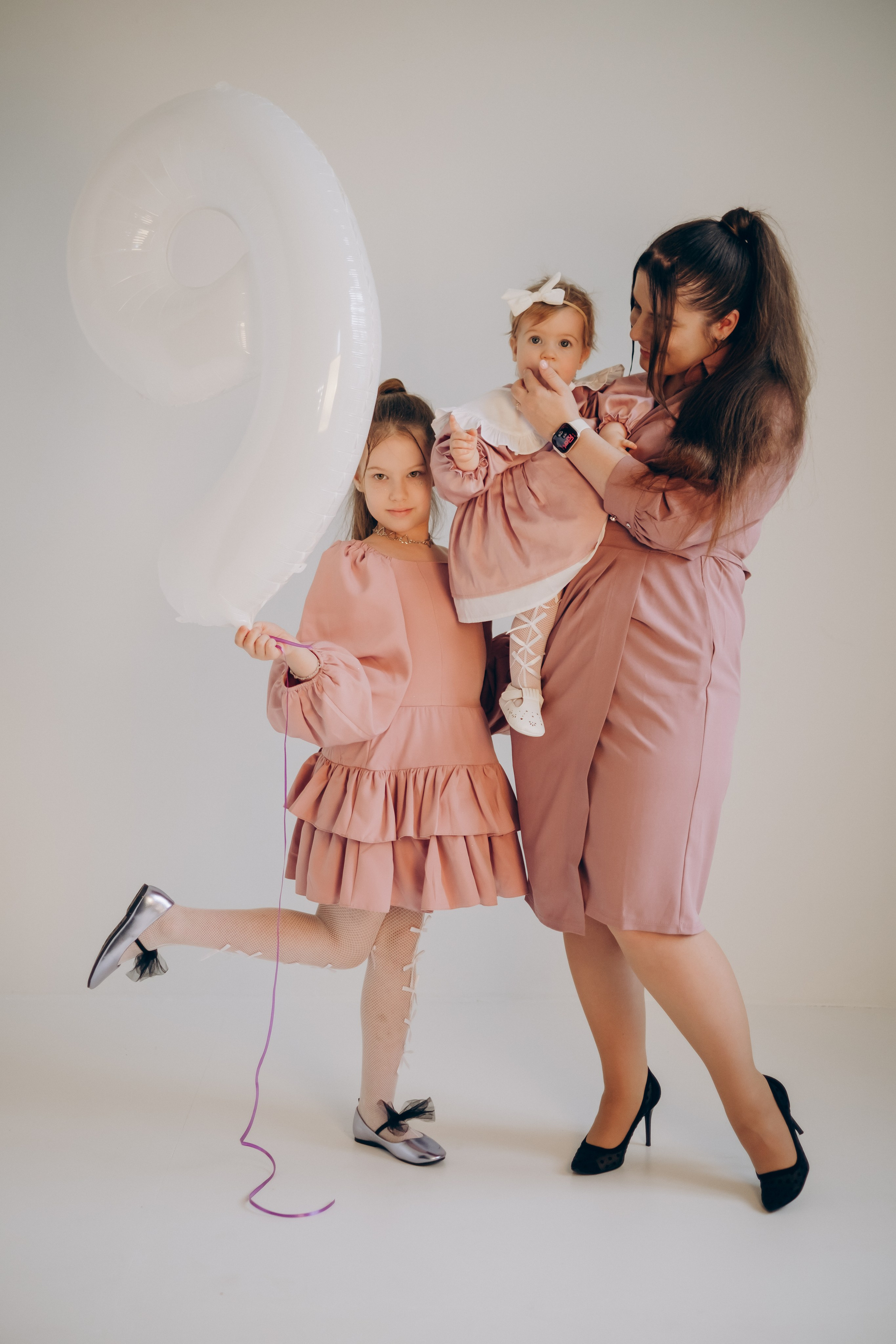 Фотосессия «День рождения» в минималистичной студии. Фотограф Новосибирск Анна Рождественская