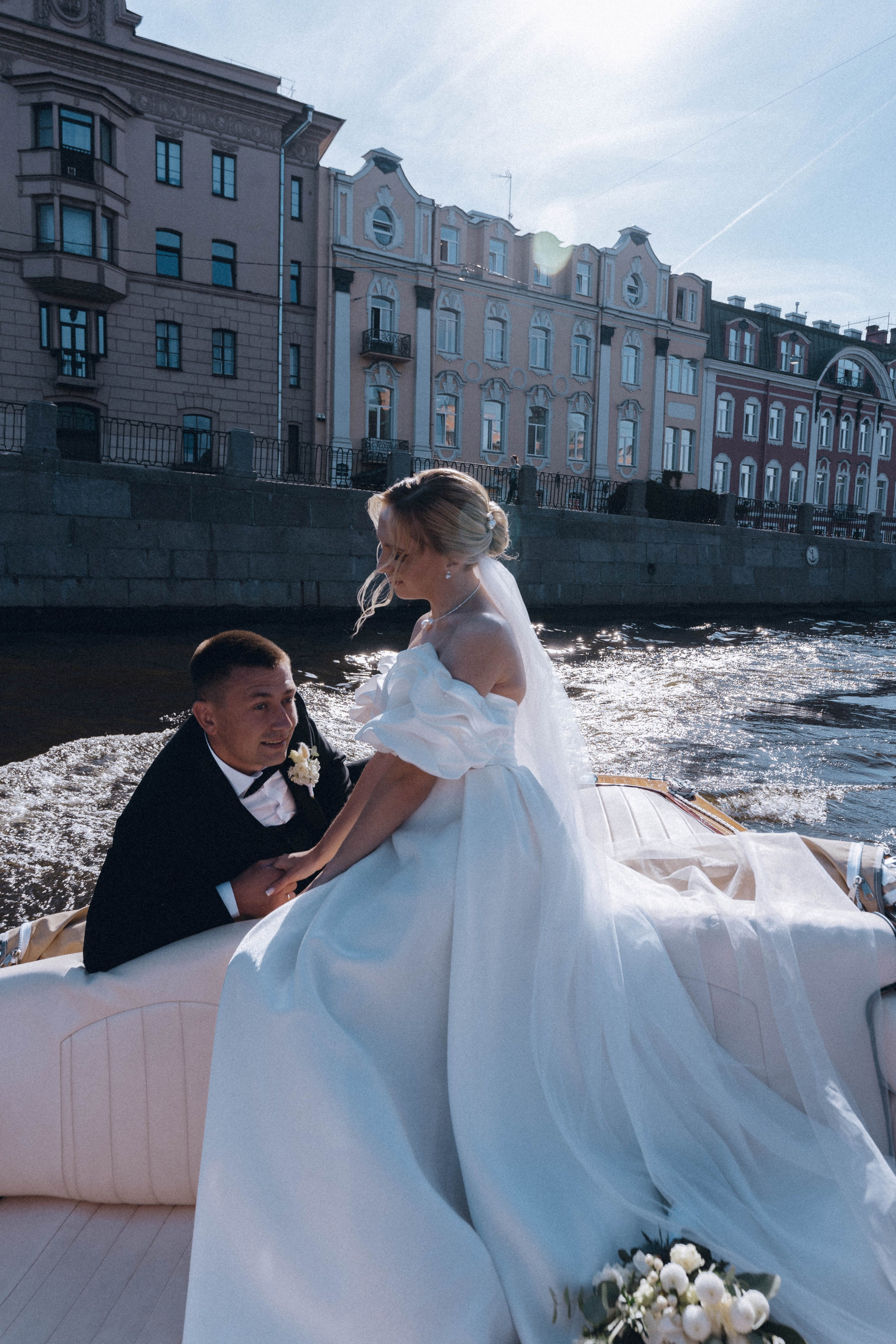 СВАДЕНБНАЯ СЬЕМКА НА КАТЕРЕ ПО КАНАЛАМ САНКТ-ПЕТЕРБУРГА И В АКВАТОРИИ НЕВЫ. Профессиональный фотограф, Санкт-Петербург — Виктория Богомолова