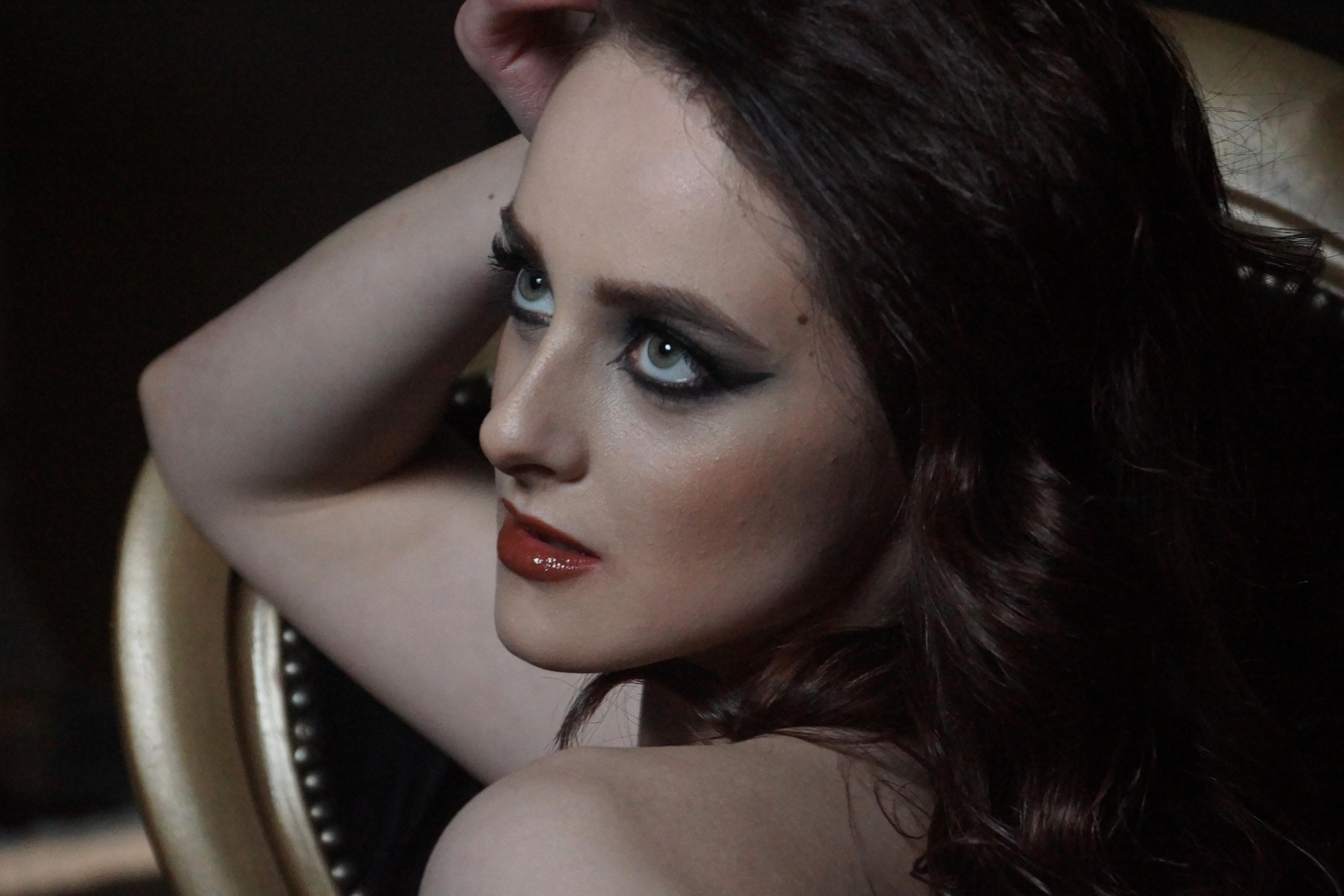 Студийная съемка женского портрета. Strona internetowa fotografki Elly Tev