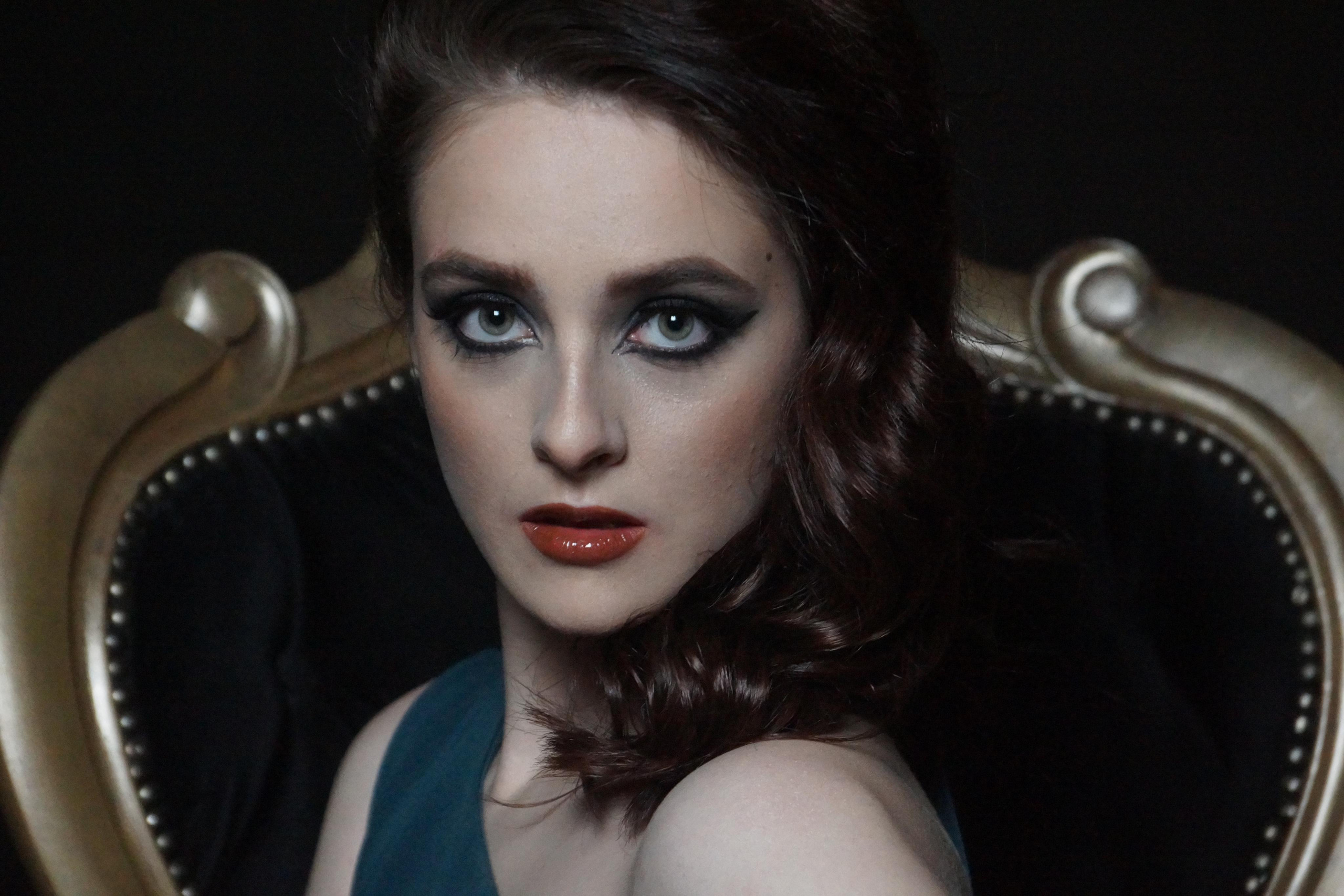 Портрет девушки с ярким макияжем. Фото в стиле интеллигентного гламура.