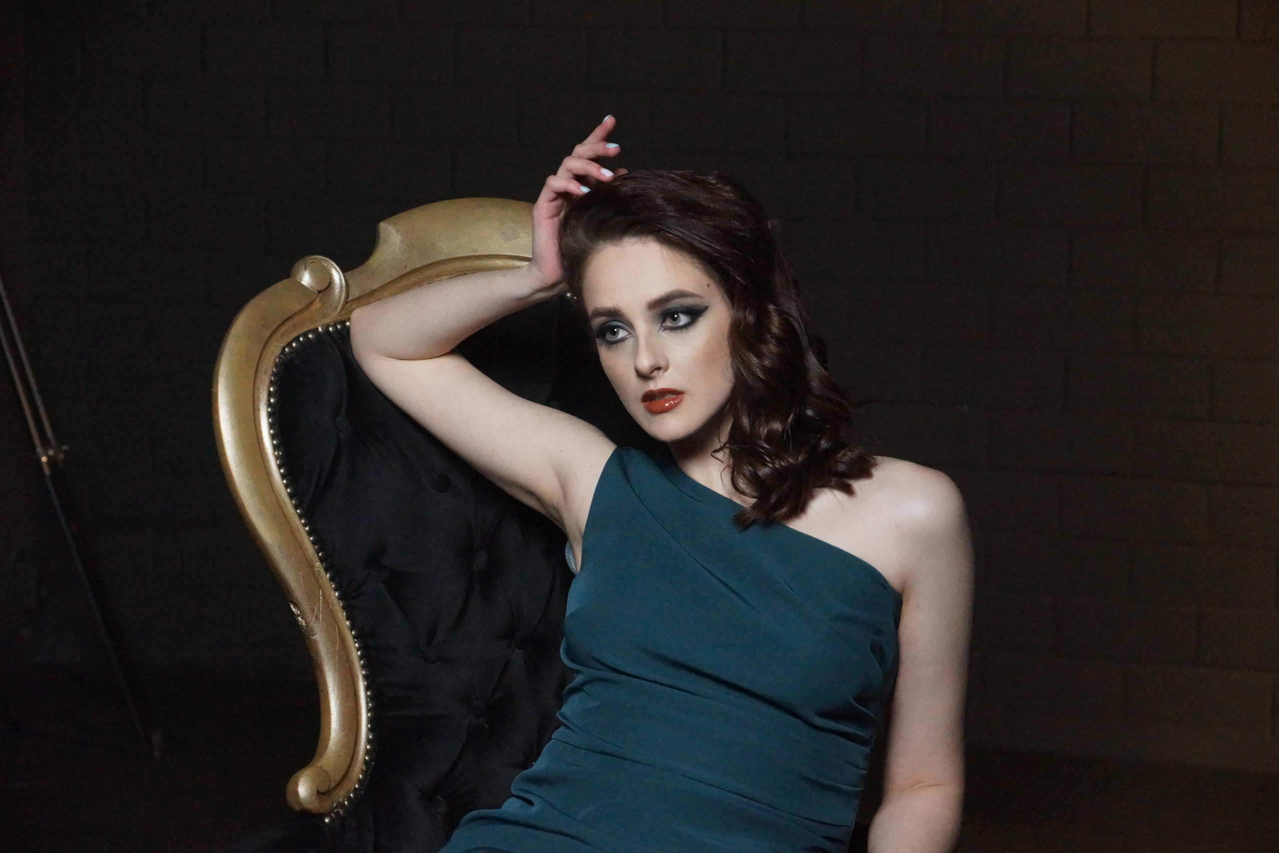 Фото девушки на высоком королевском стуле.