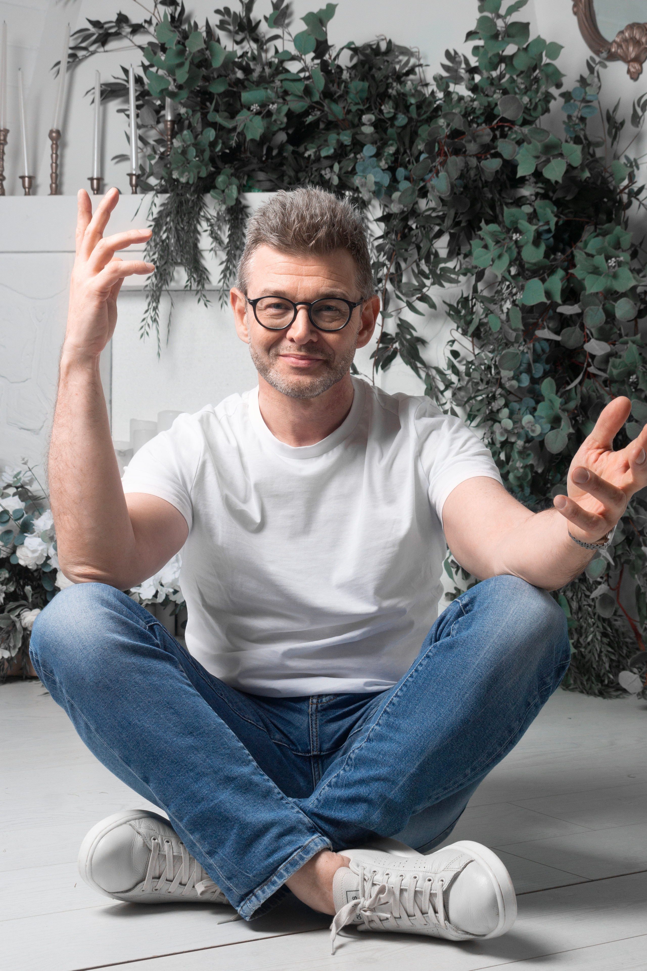 Мужской портрет. Мужчина сидит по турецки