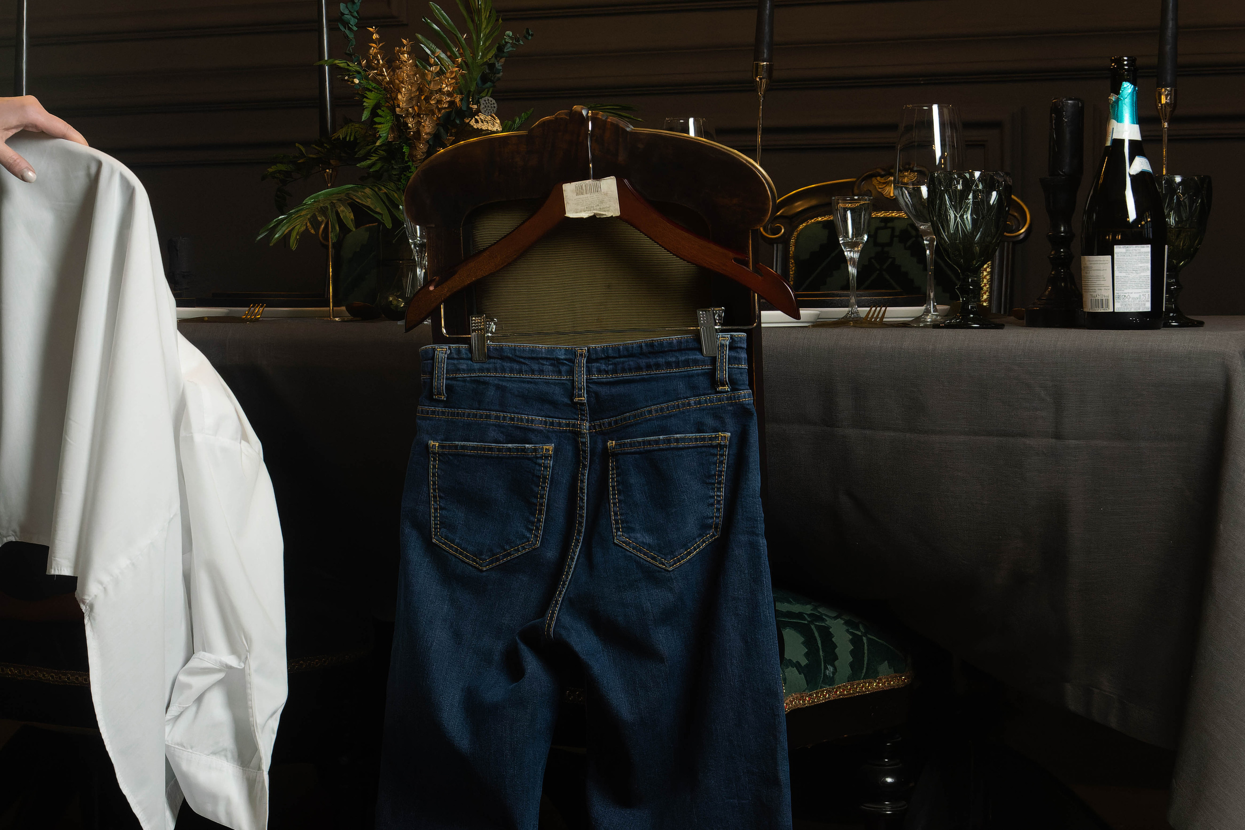 Backstage со съемок молодой женщины. На стуле висит подготовленная одежда для следующего образа