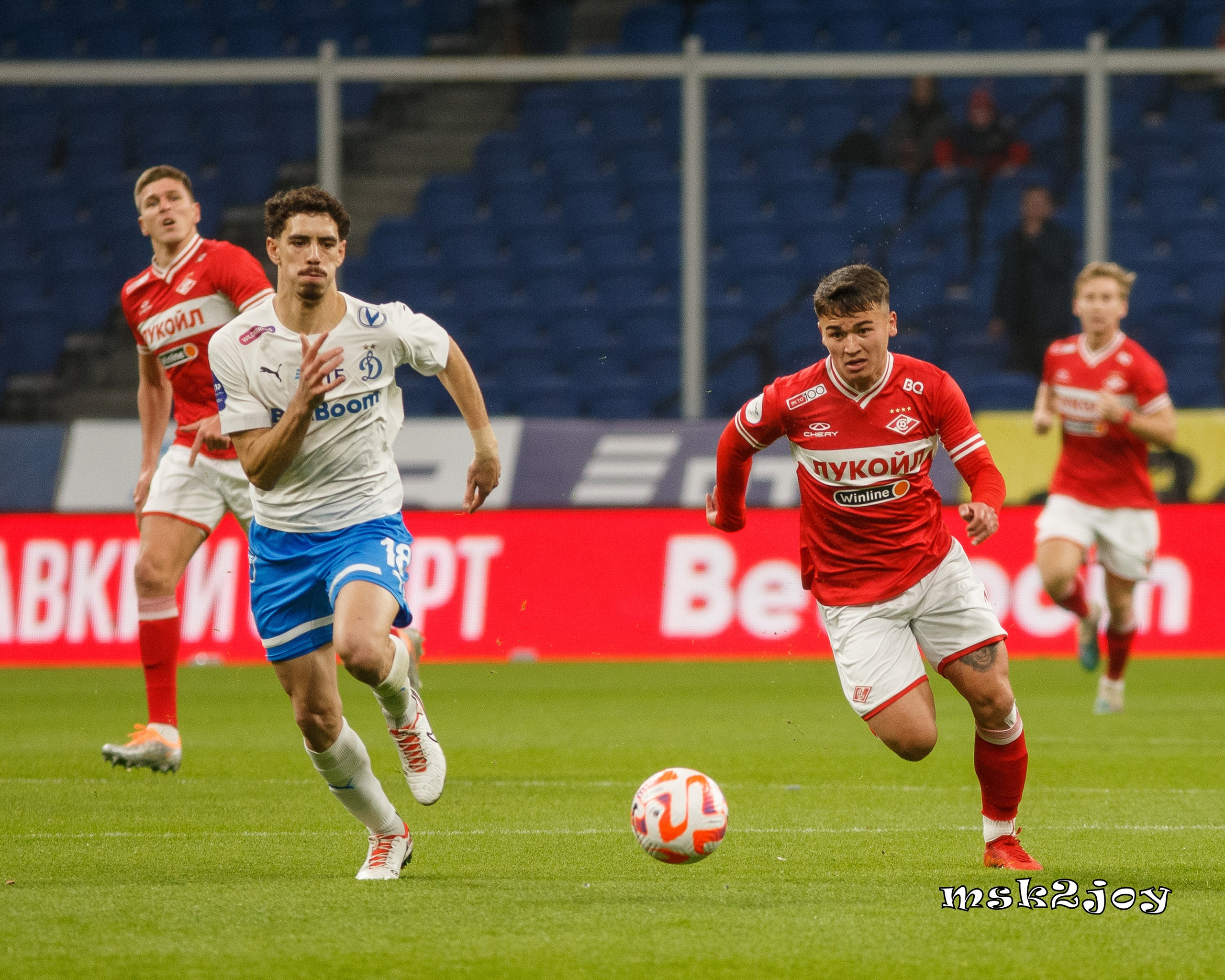 Нападающий футбольного клуба Спартак Москва Угальде Арсе Манфред Алонсо и защитник футбольного клуба Динамо Москва Маричаль Перес Николас. Фотограф - Михаил Тоцкий.