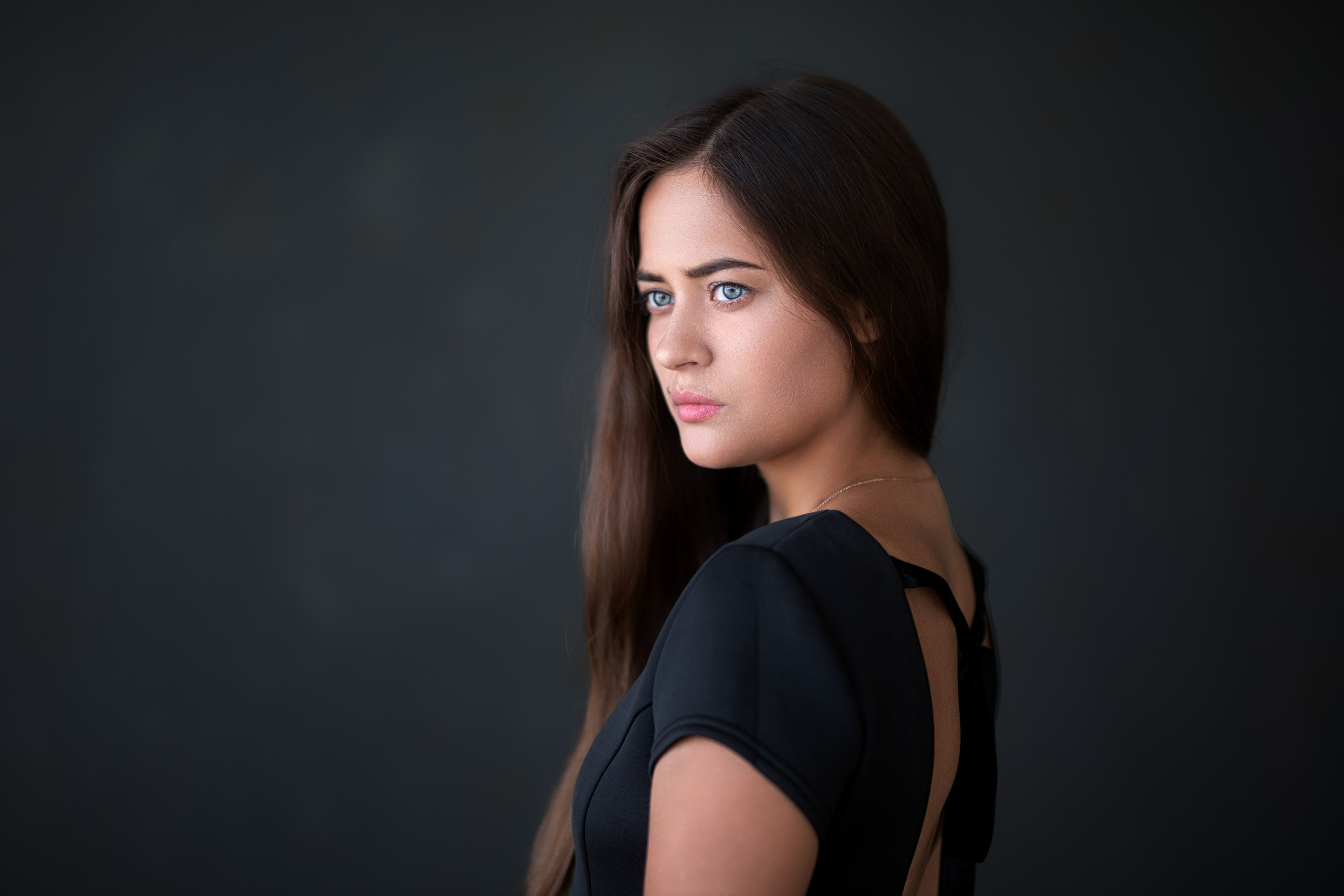 Съемка с Ольгой в студии с минимальным интерьером в формате для «себя»