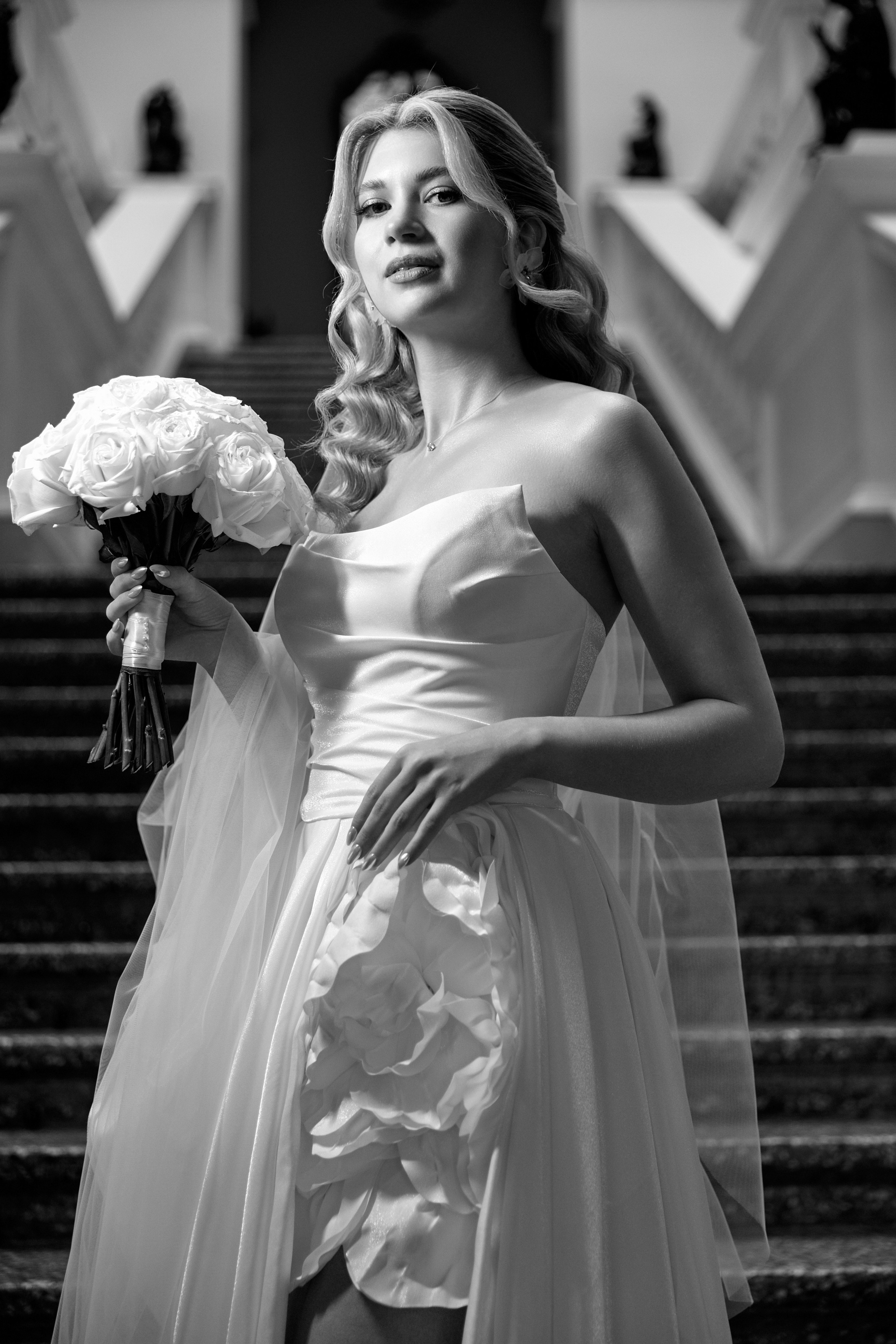 Невеста на роскошной лестнице в краеведческом музее. Фотограф: Орешина Елена.