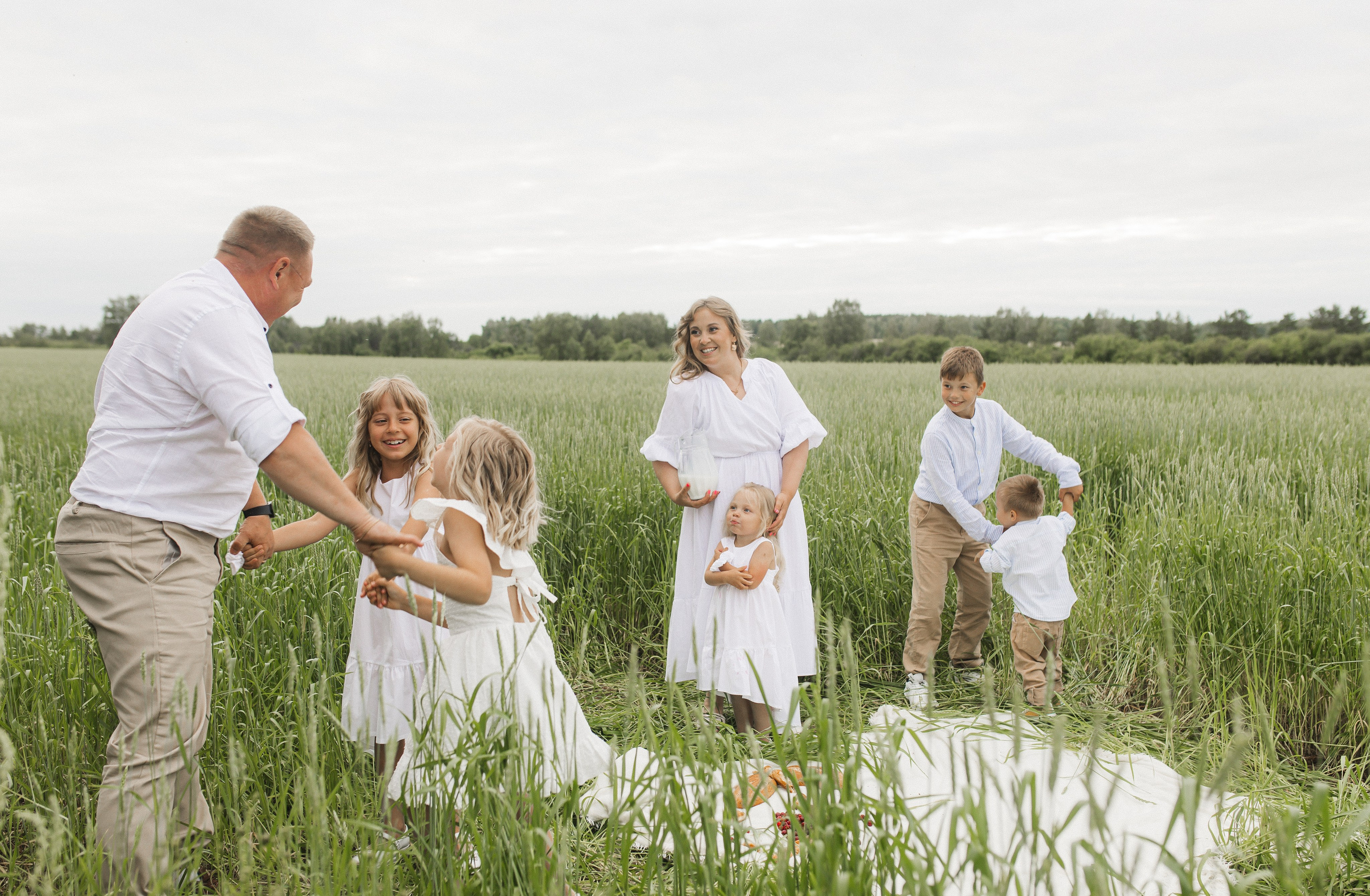 Маша и Миша и их веселая компания (пикник в поле). Семейный и свадебный фотограф в Екатеринбурге Орлова Ирина