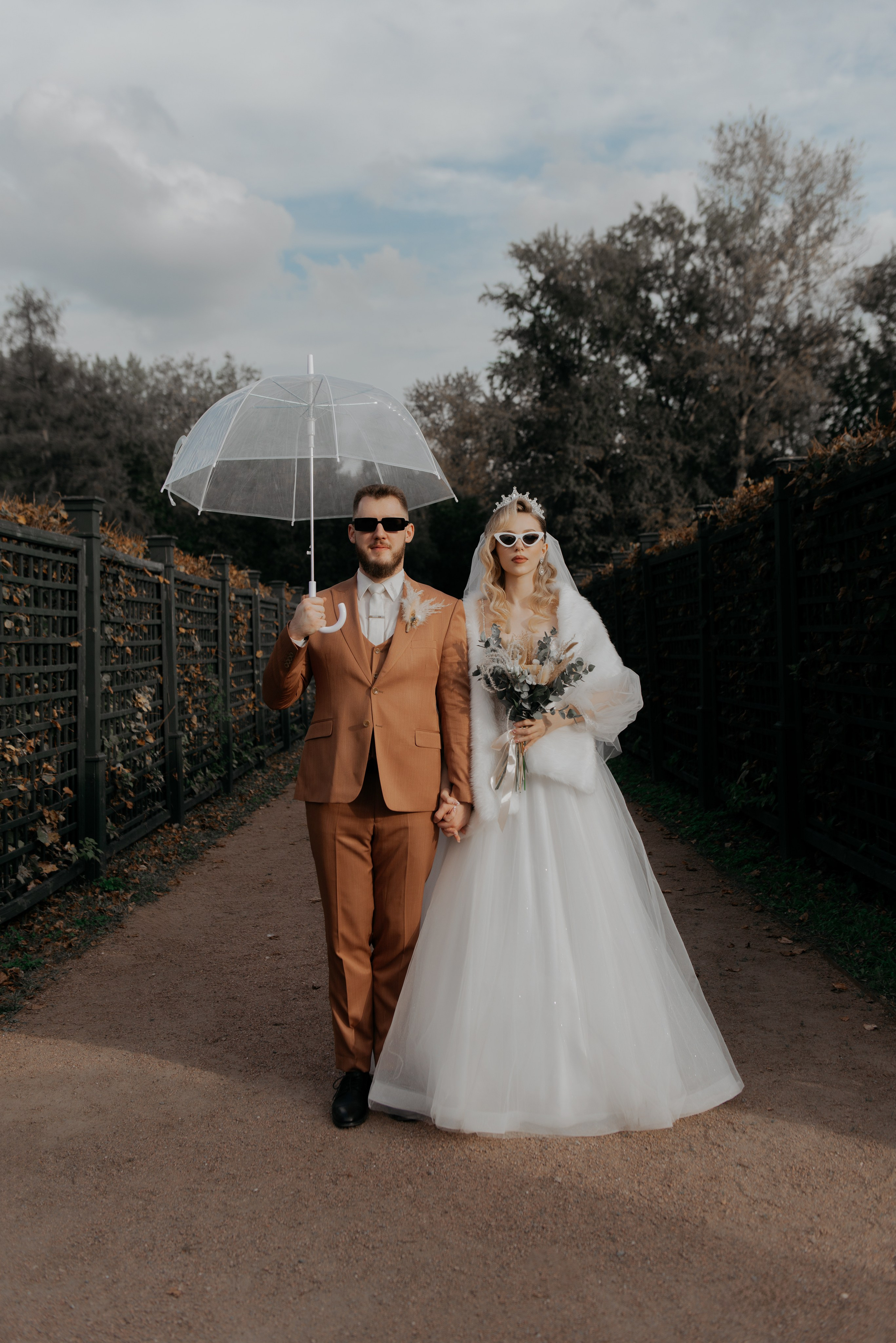 молодожены с зонтами