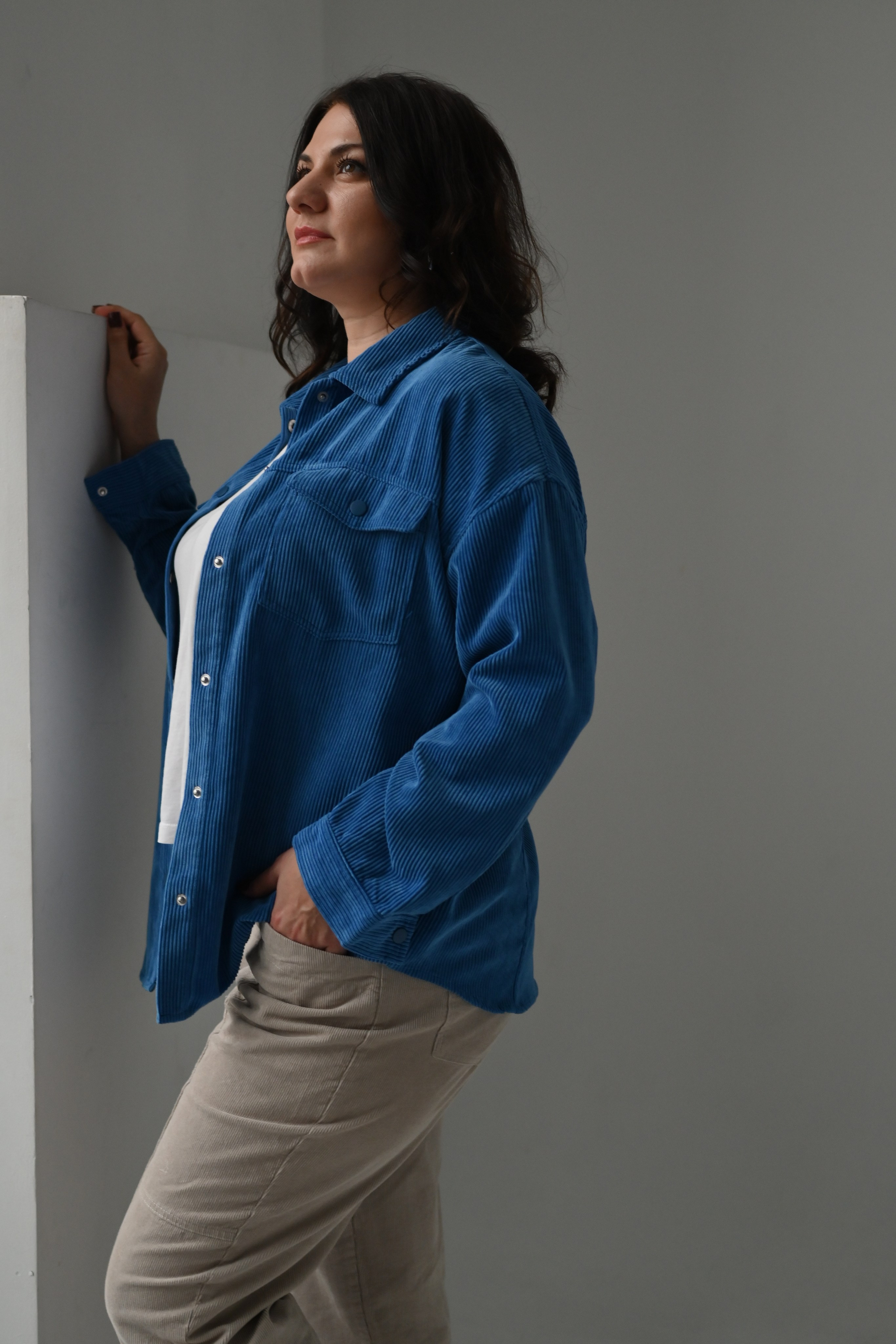 Стоя, средний план, углы, естественный свет