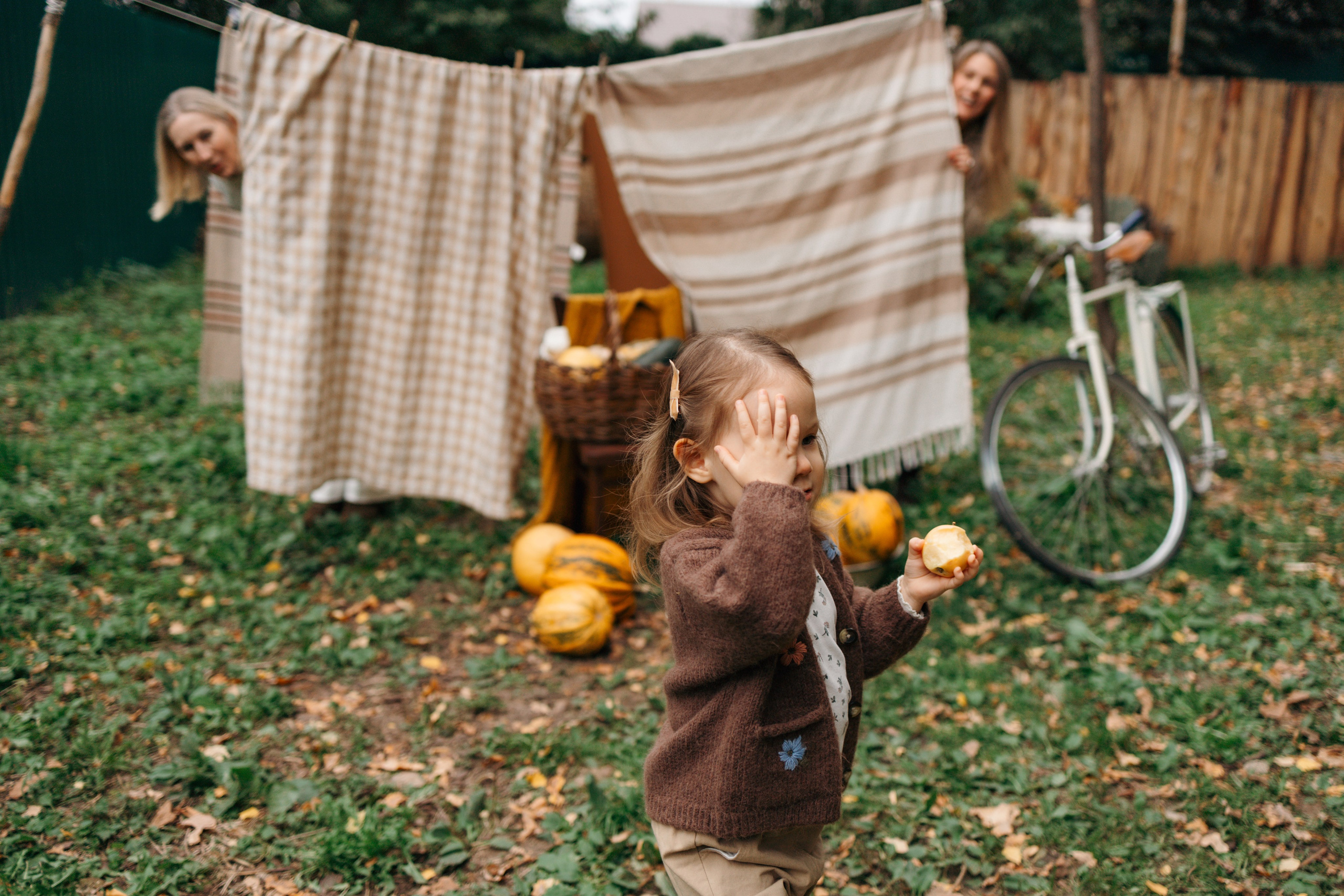 Осень в ладошках мамы. Ваш фотограф