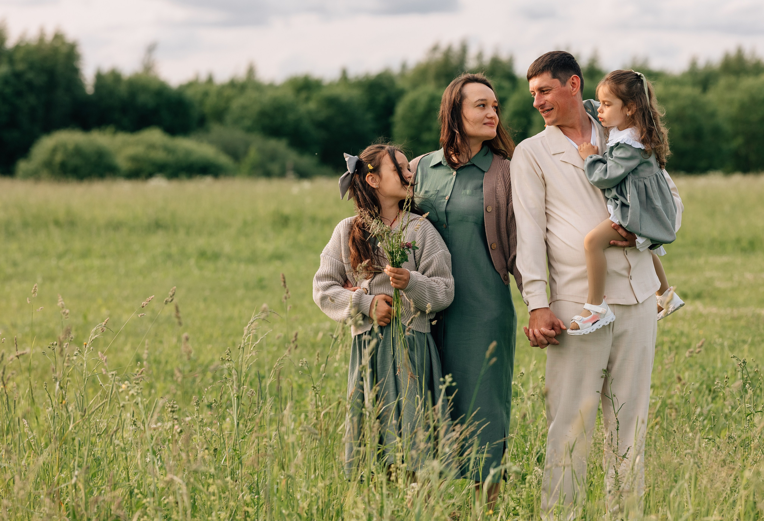Анна, Марчелло, Настенька и Влада в поле. Фотограф Москва Светлана Кирюшина