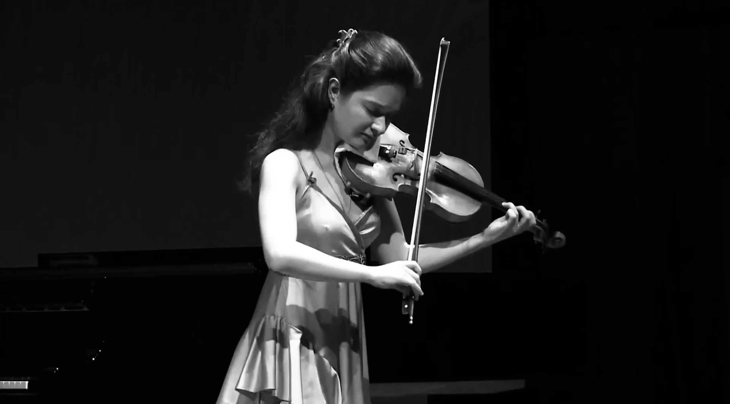 На сцене. Скрипачка Анна Савкина