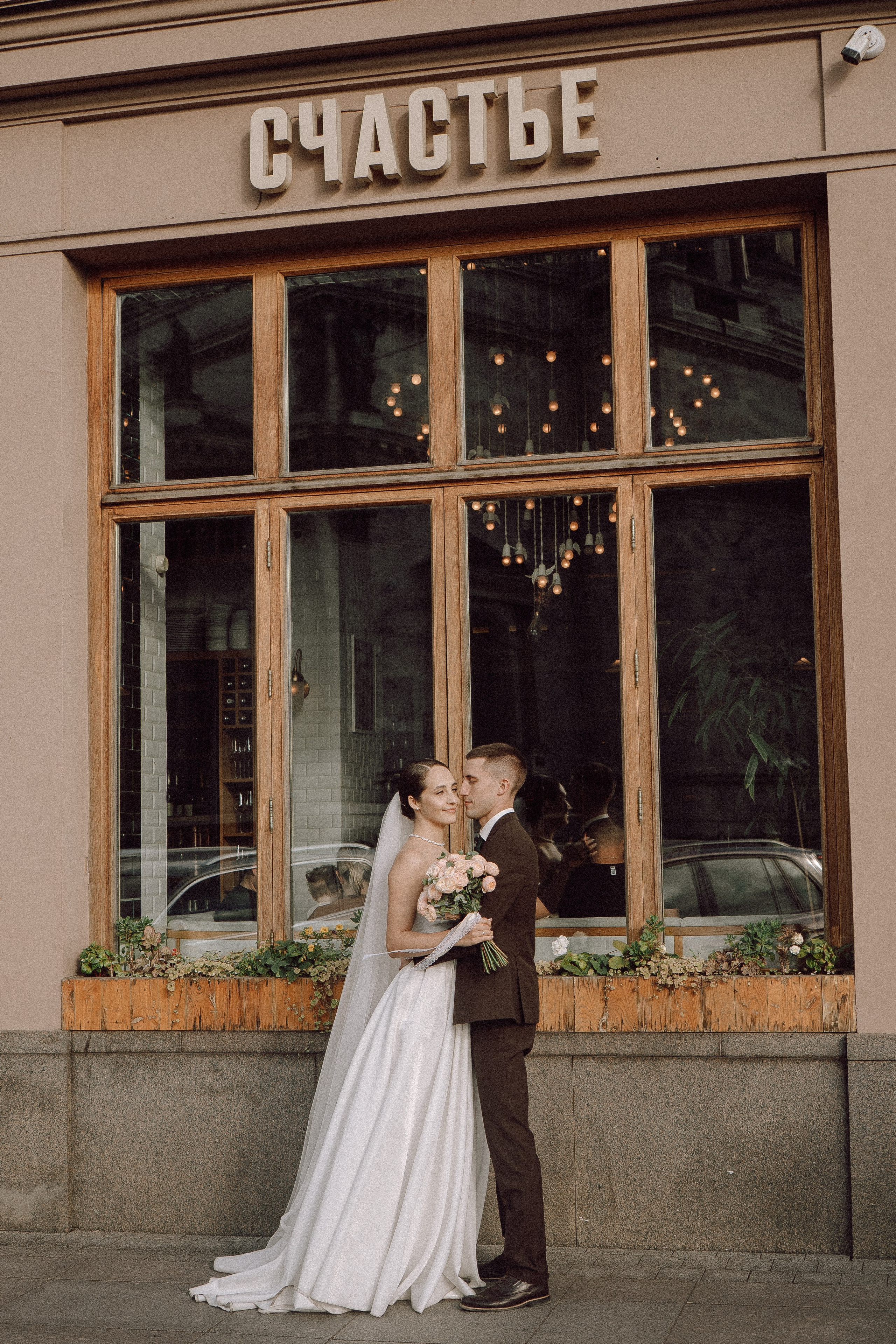 СВАДЕБНАЯ ПРОГУЛКА В САНТК-ПЕТЕРБУРГЕ (ИСАКИЕВСКИЙ СОБОР, ЗИМНЯЯ КАНАВКА, ЭРМИТАЖ И БОЛЬШАЯ МОРСКАЯ УЛИЦА). Профессиональный фотограф, Санкт-Петербург — Виктория Богомолова