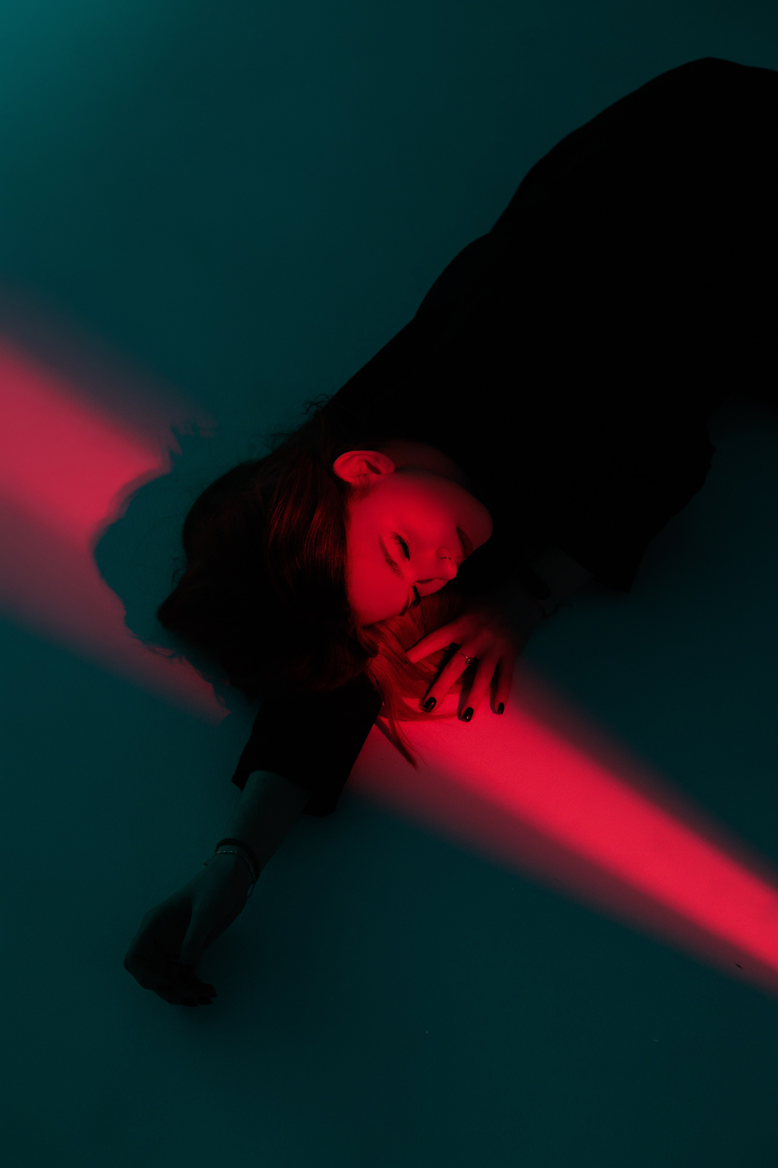 Цветной свет и фигуры. Фотограф Минск