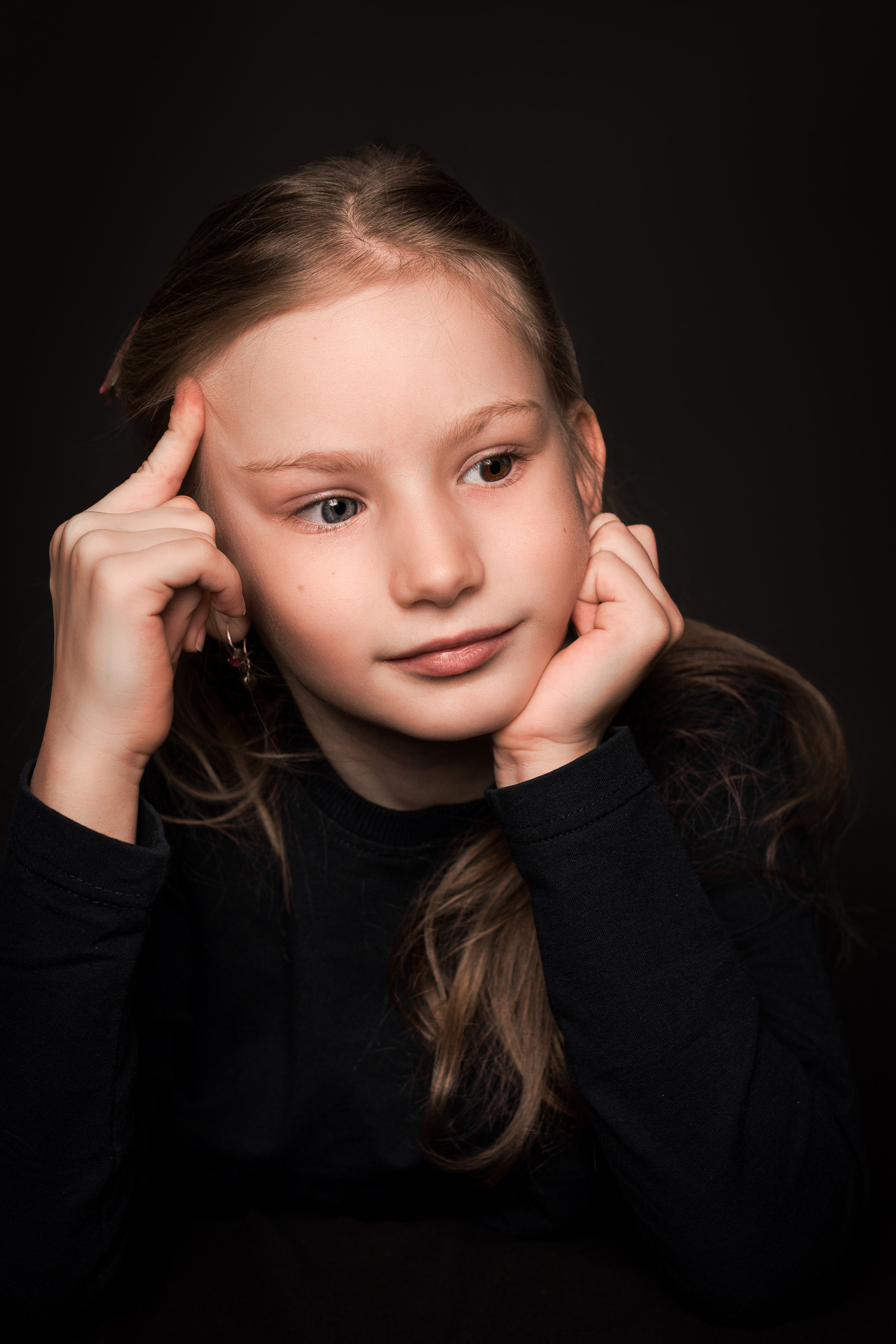 Детский сад, портреты на чёрном фоне. Фотограф Шунова Саша