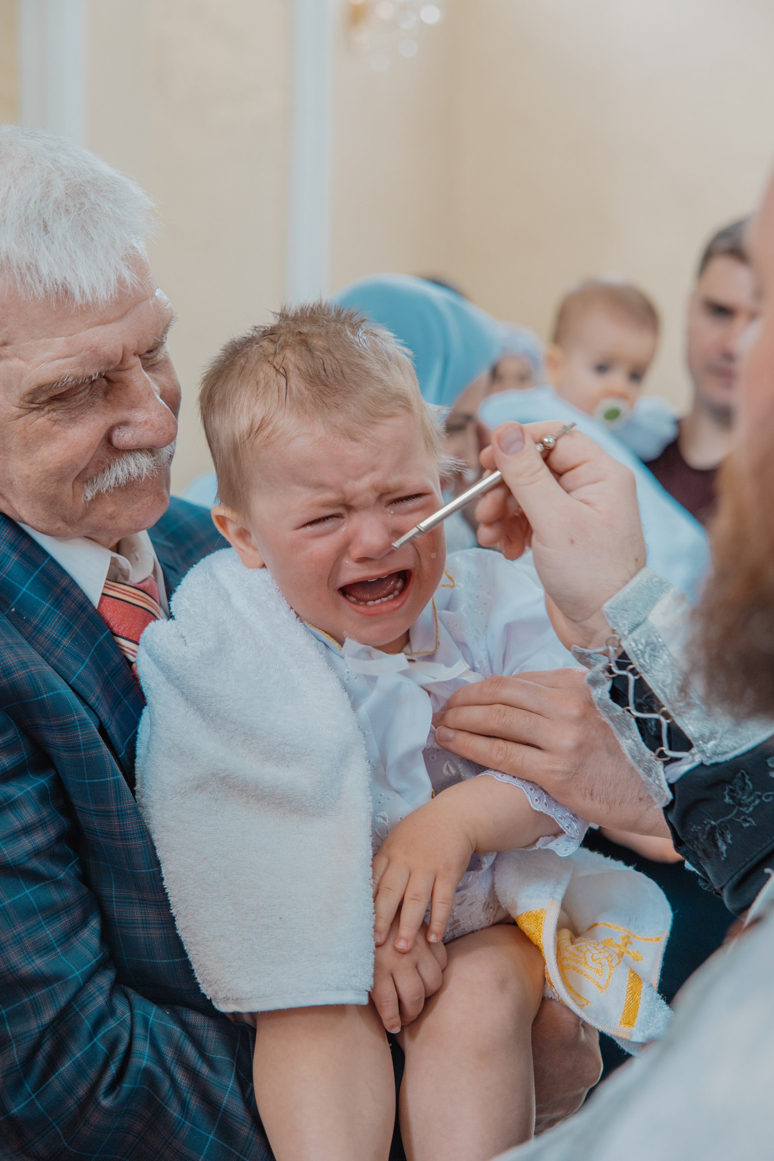 Крещение малыша крупным планом