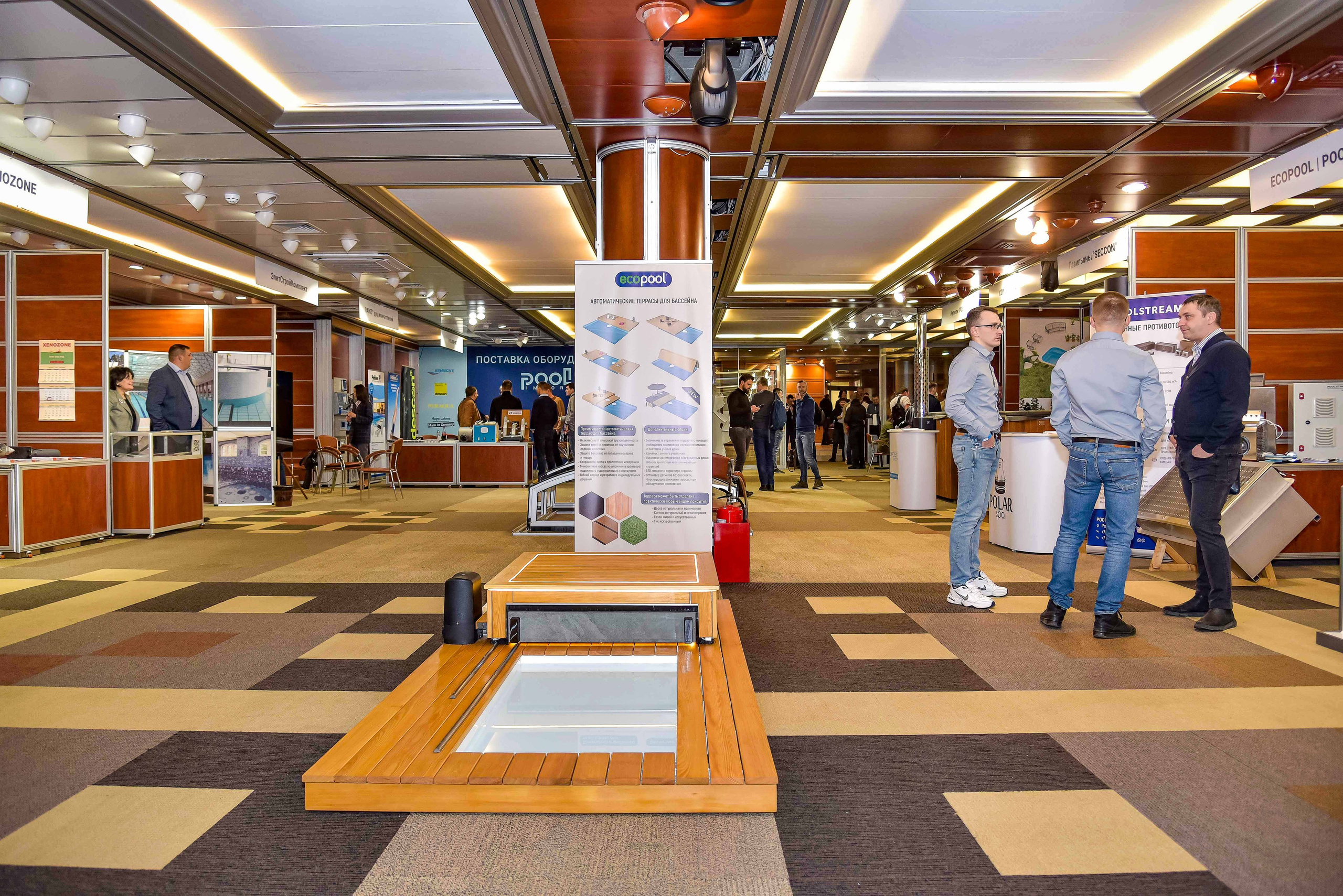 Репортажные кадры с выставки в Москве. Представленное на выставке оборудование для бассейнов. Обработка фото без фильтров.