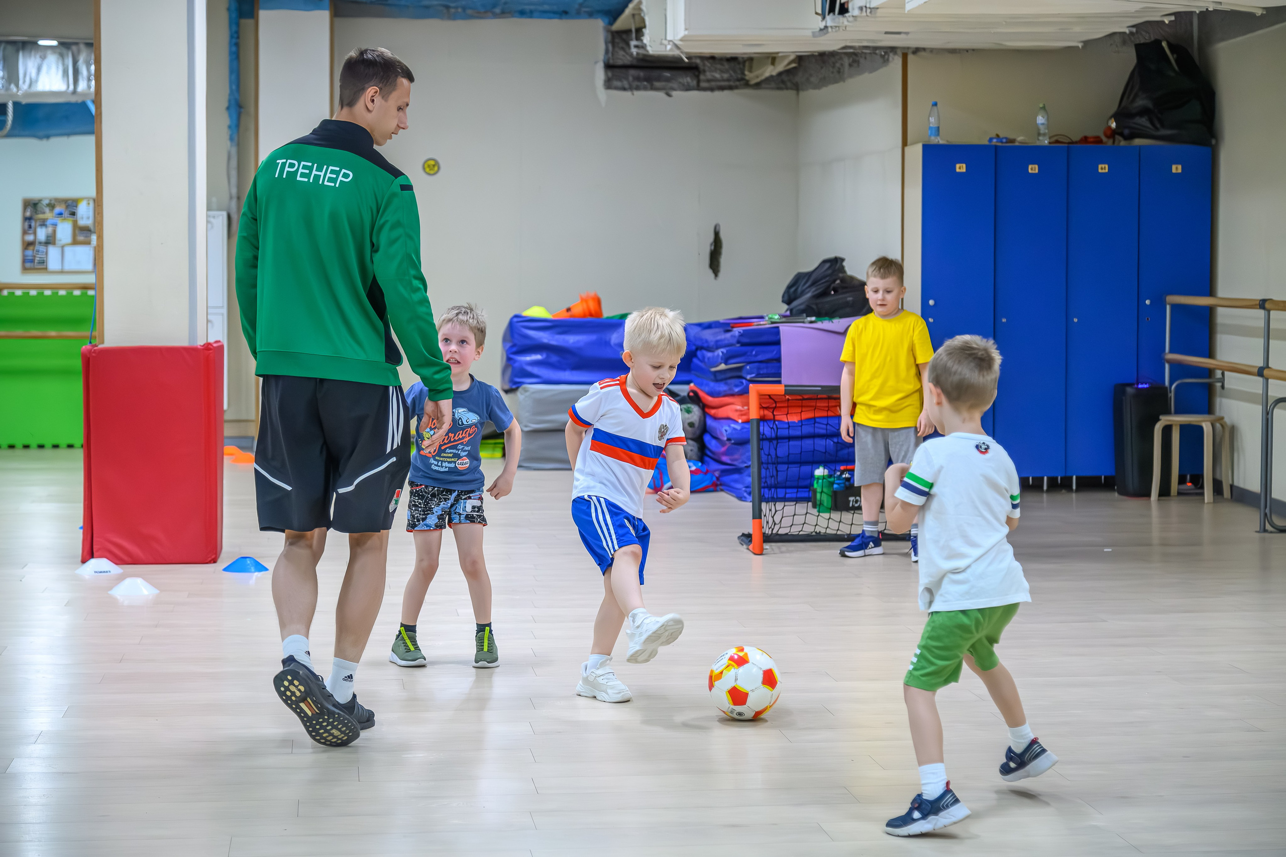 Репортажная фотосъемка детей в секции по футболу, в Москве с профессиональным репортажным фотографом. Обработка фото без фильтров, живые фото. 