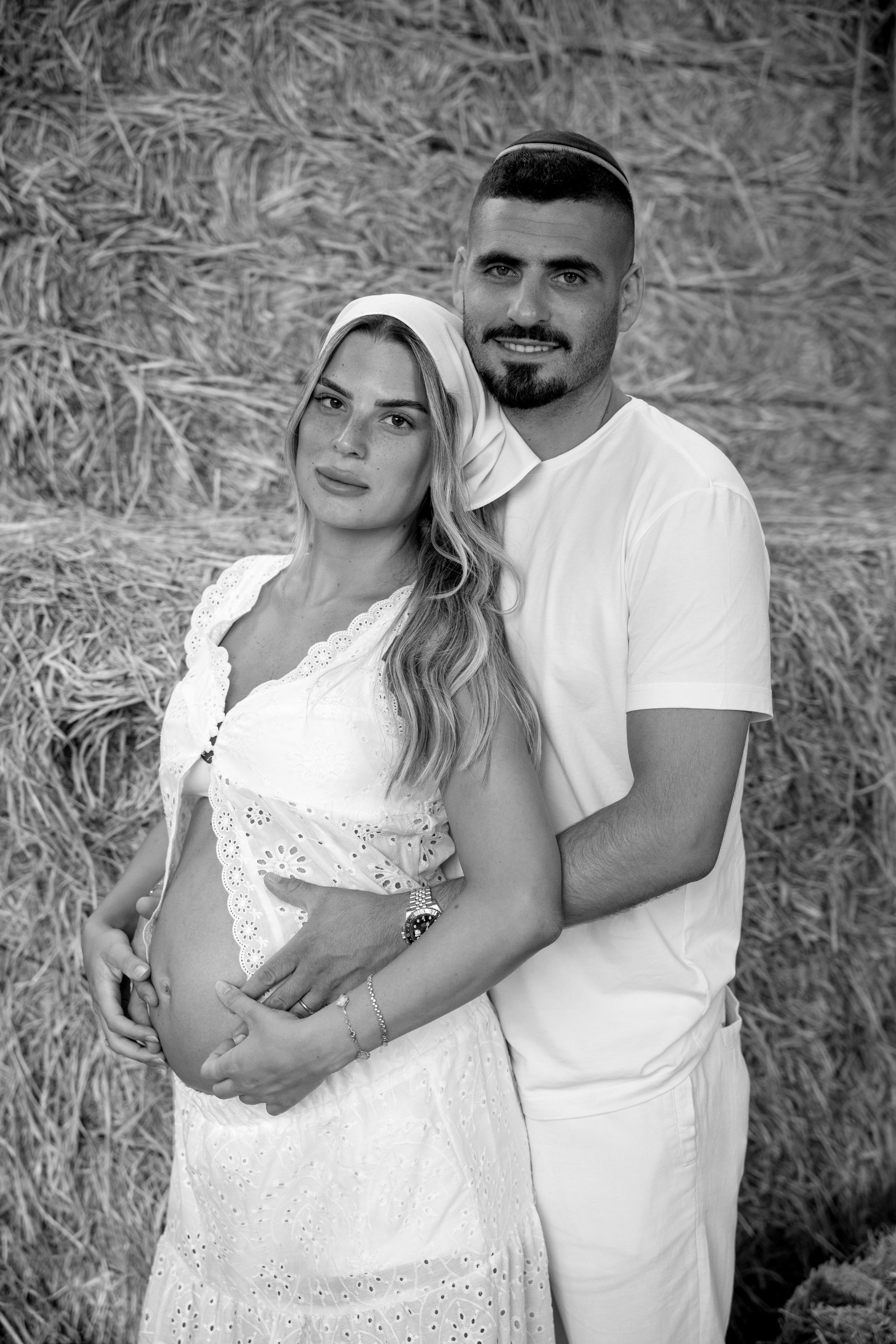 Pregnancy photoshoot at the horse farm. Главная