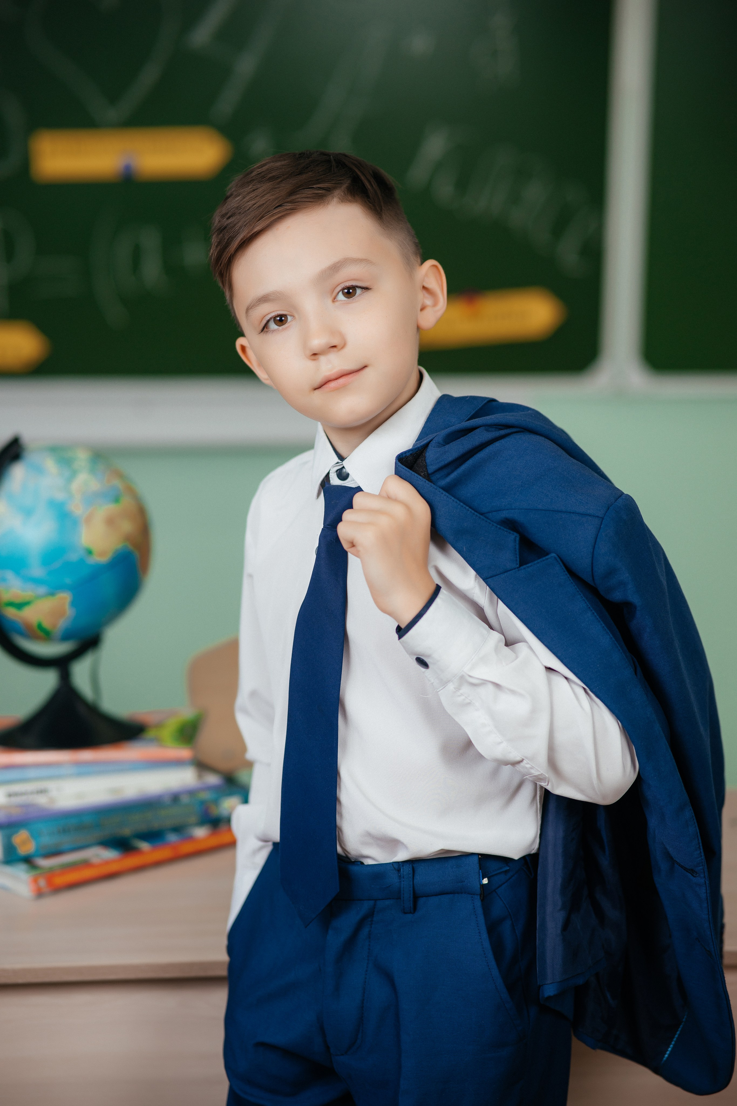 Выпускник в пиджаке на фотосъемке для выпускного альбома г. Усть-Каменогорск