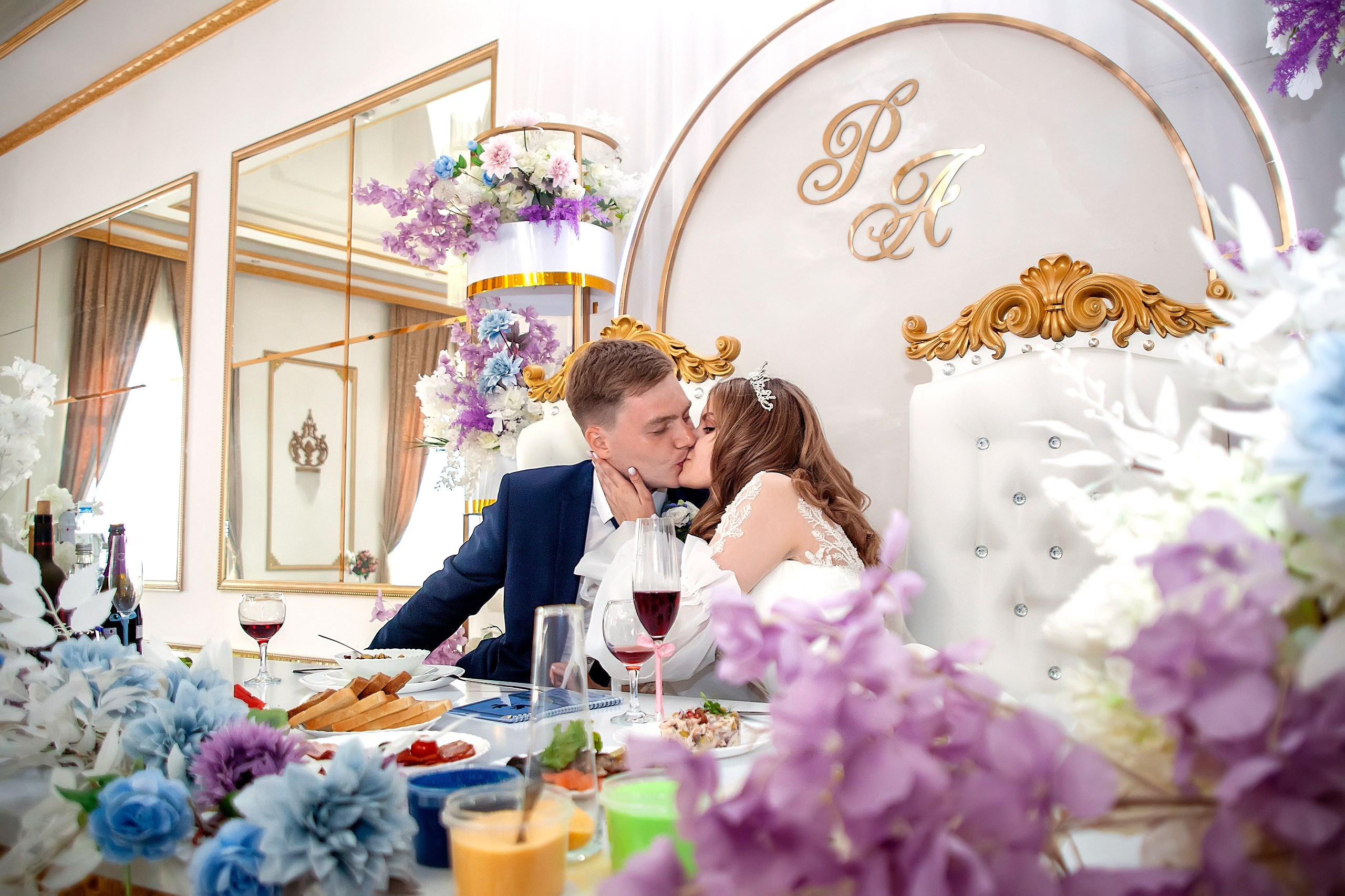 Поцелуй молодых за свадебным столом на банкете - Горько!