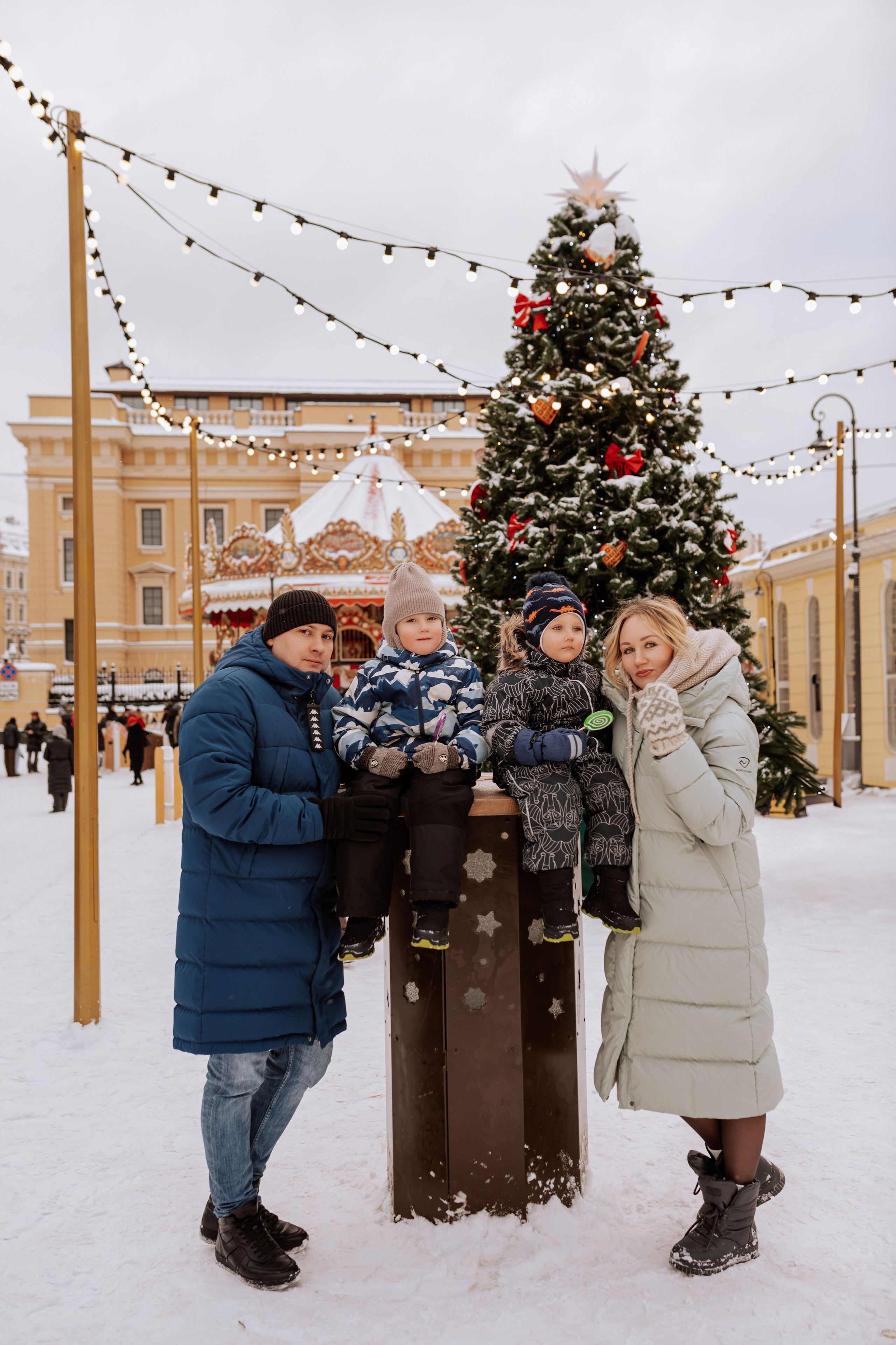 Семейная, Манежная площадь